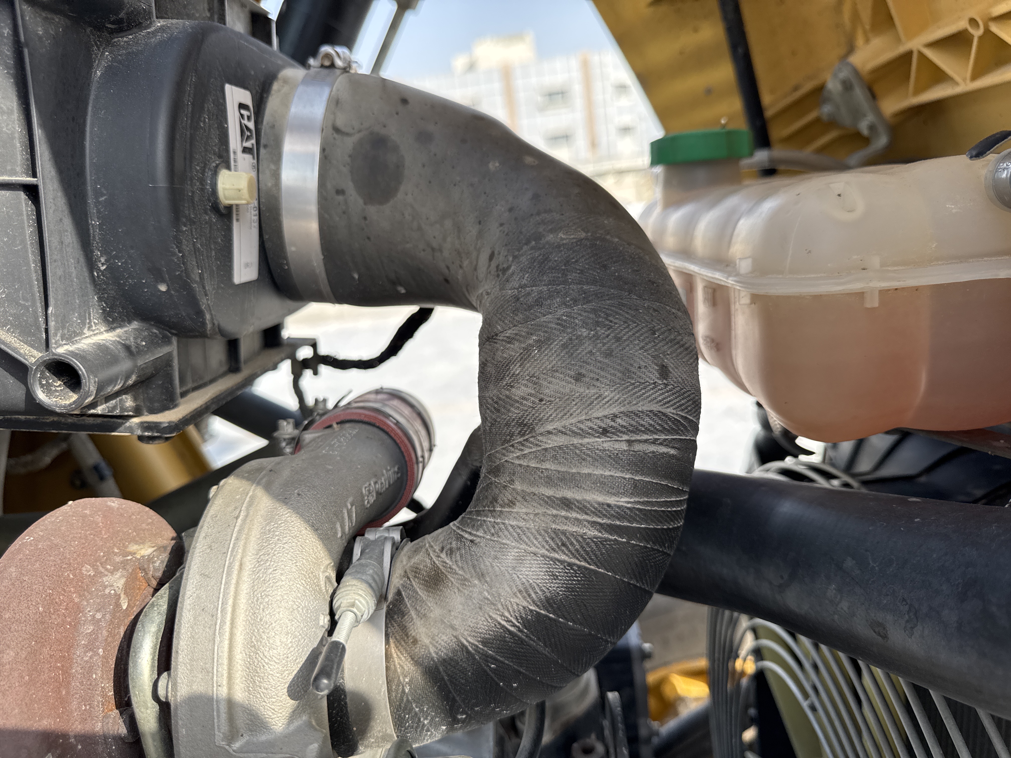 BHL-001-Cat-426F2-backhoe-loader-inspection-engine-hoses-6