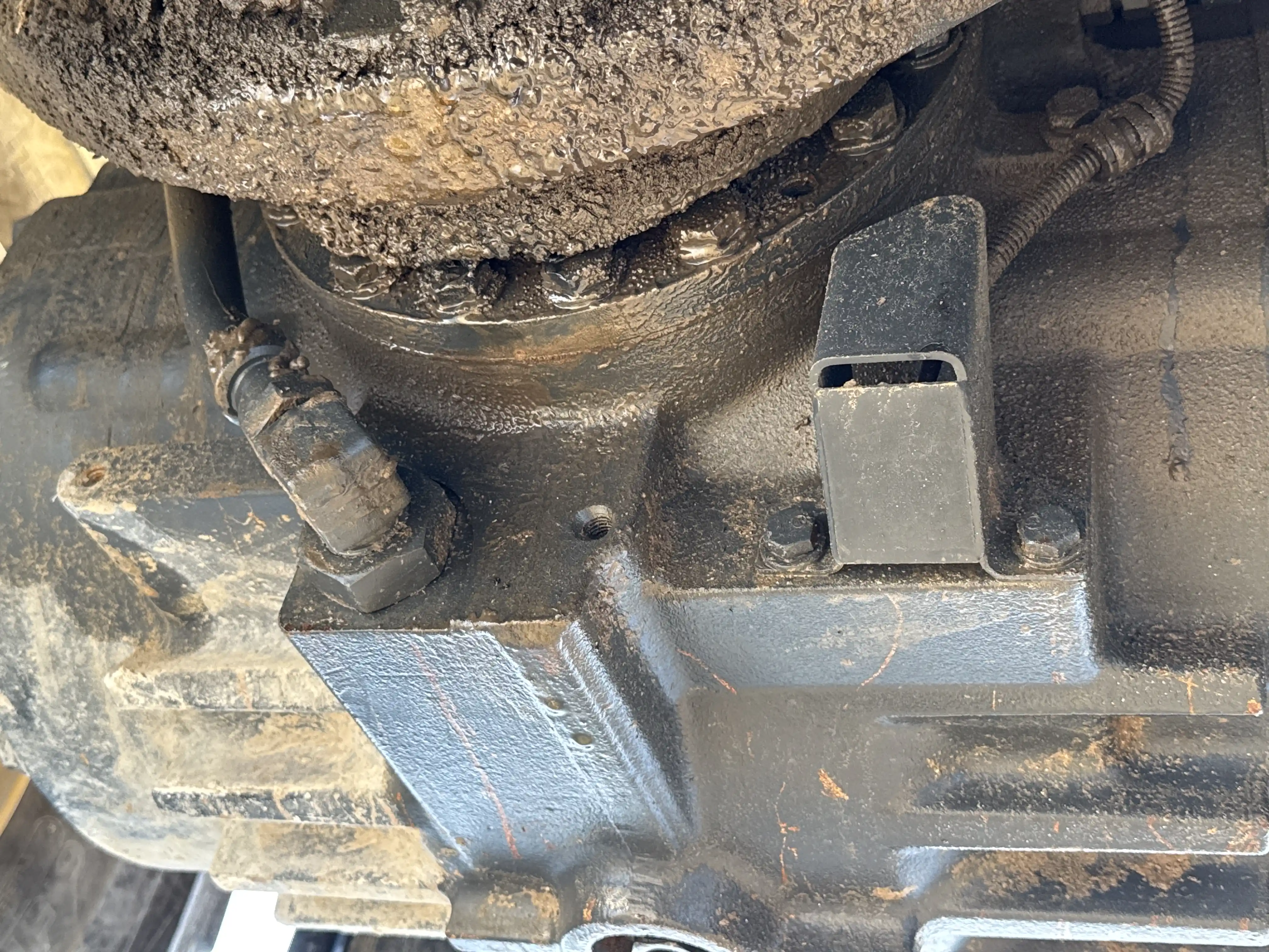 WHL-001-Komatsu-WA470-6R-wheel-loader-inspection-drive-system-axle-housing-2