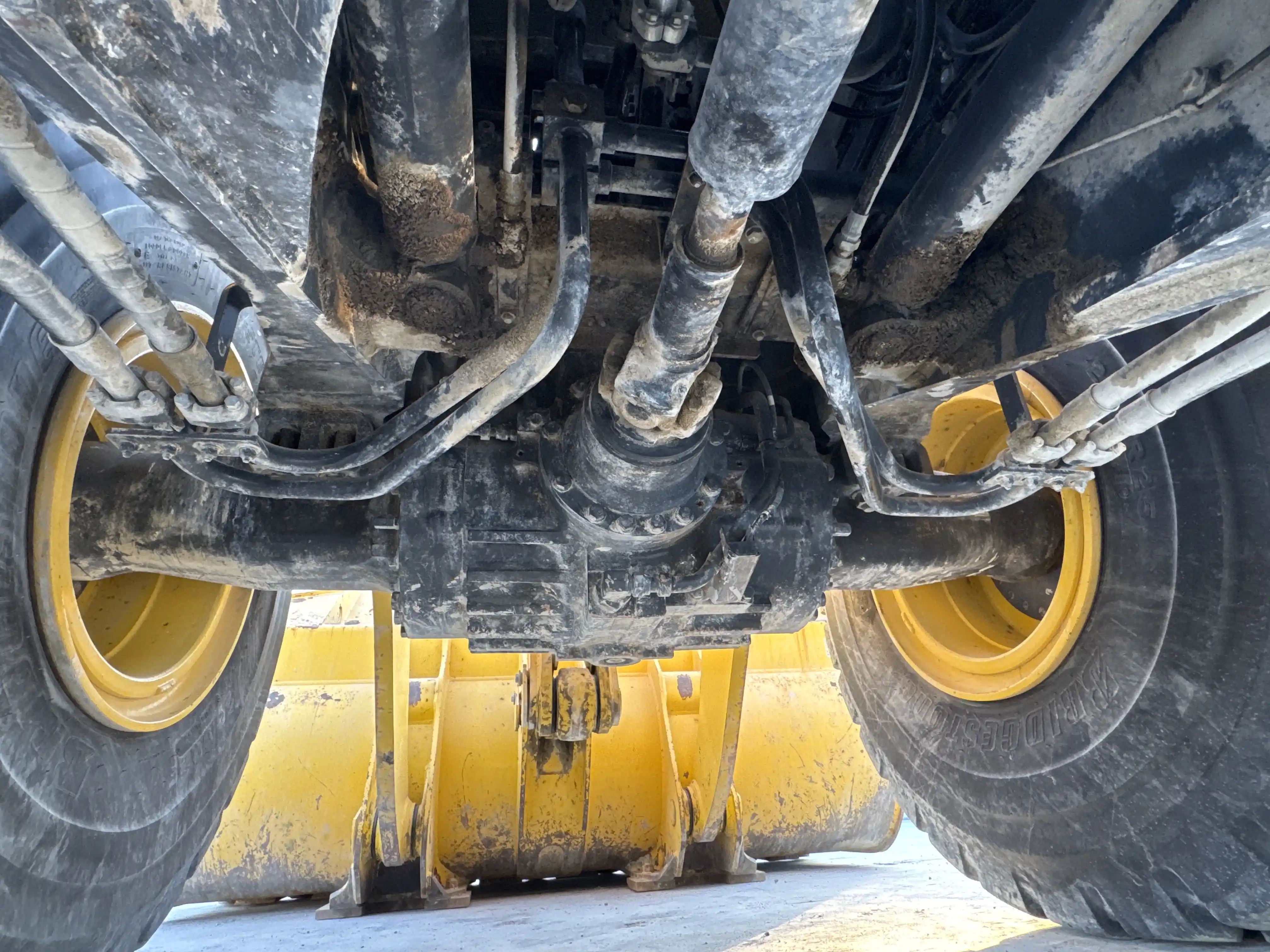 WHL-001-Komatsu-WA470-6R-wheel-loader-inspection-drive-system-axle-housing-3