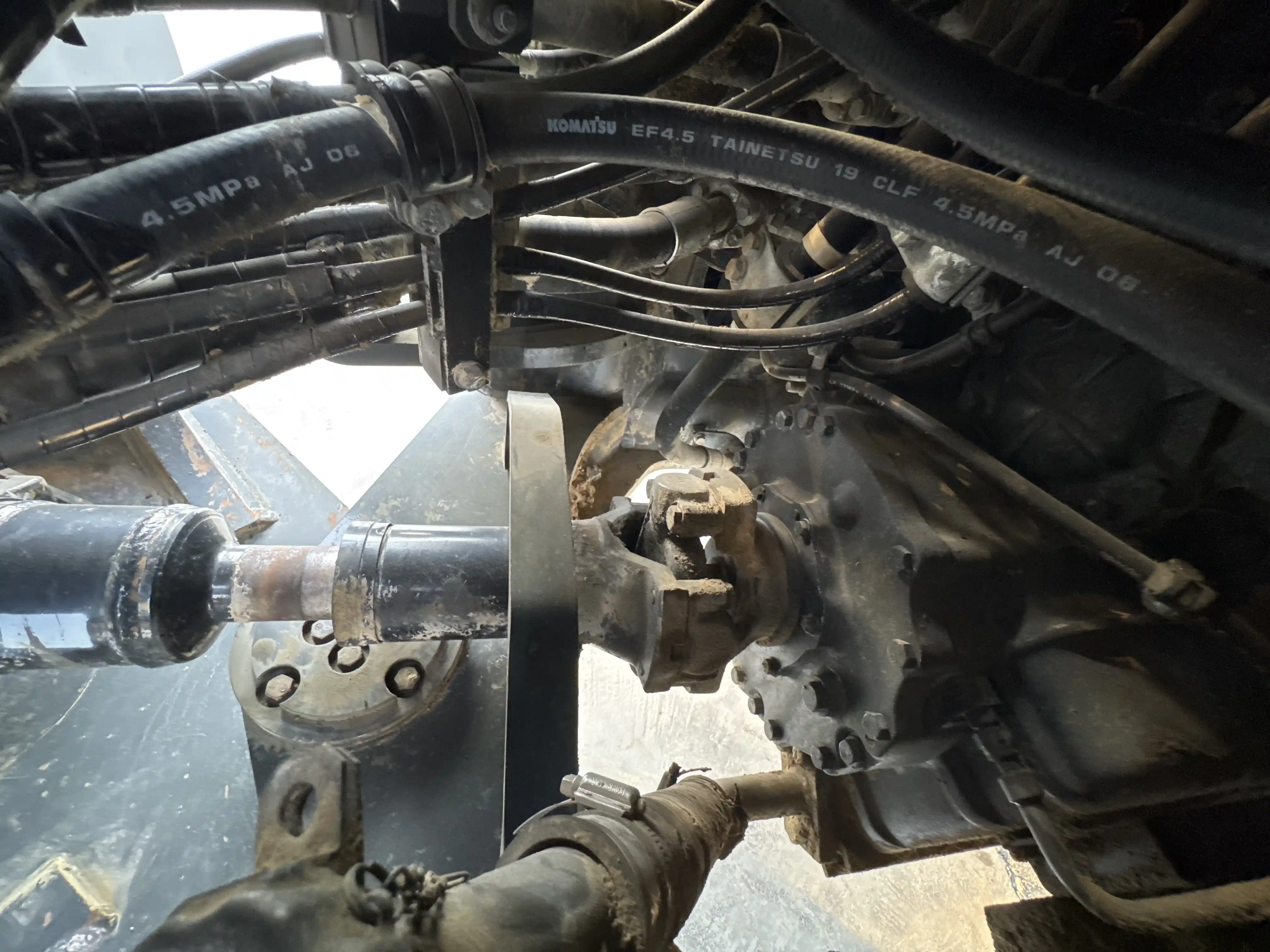 WHL-001-Komatsu-WA470-6R-wheel-loader-inspection-drive-system-propeller-shaft-1