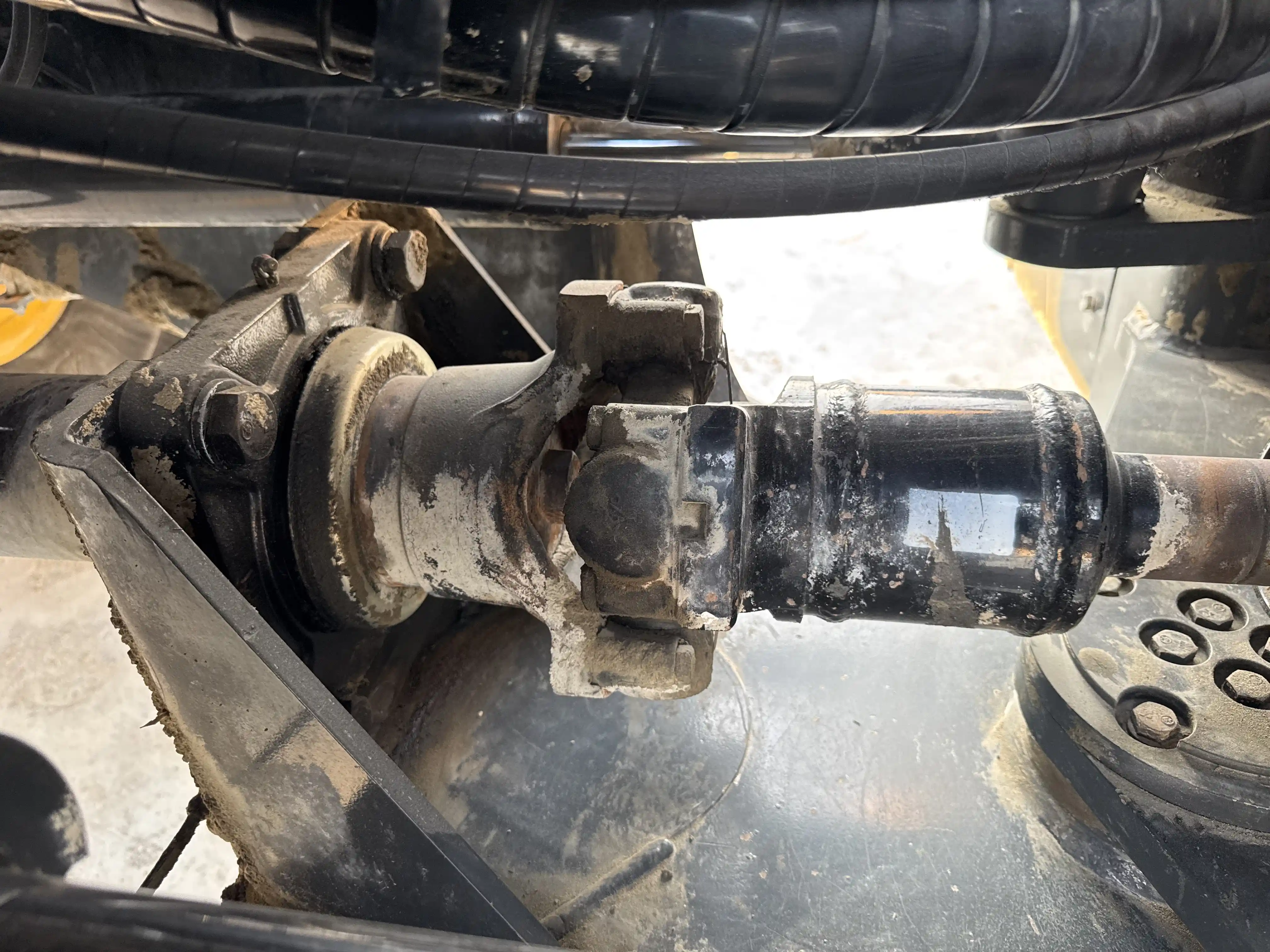 WHL-001-Komatsu-WA470-6R-wheel-loader-inspection-drive-system-propeller-shaft-2