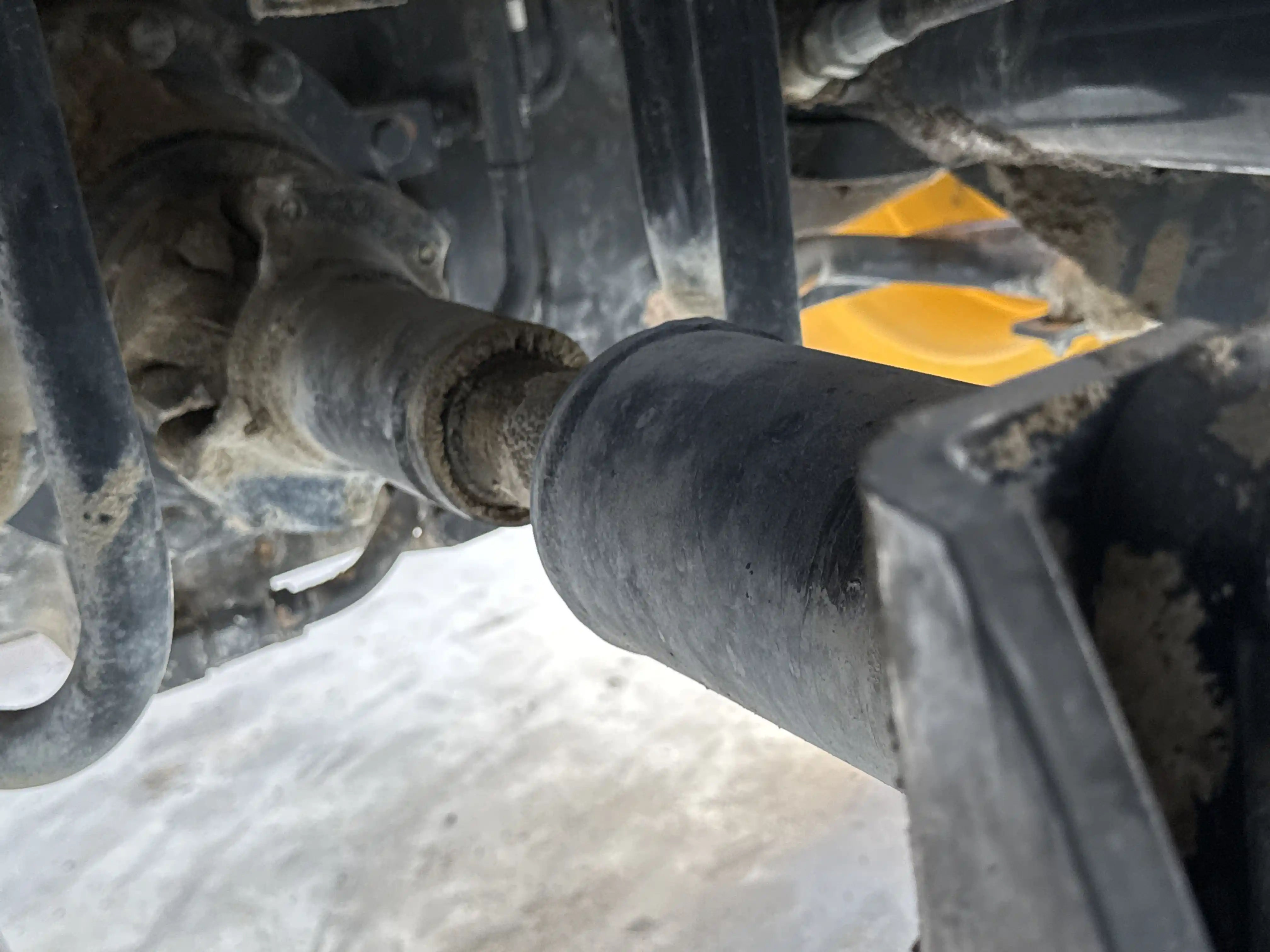 WHL-001-Komatsu-WA470-6R-wheel-loader-inspection-drive-system-propeller-shaft-3