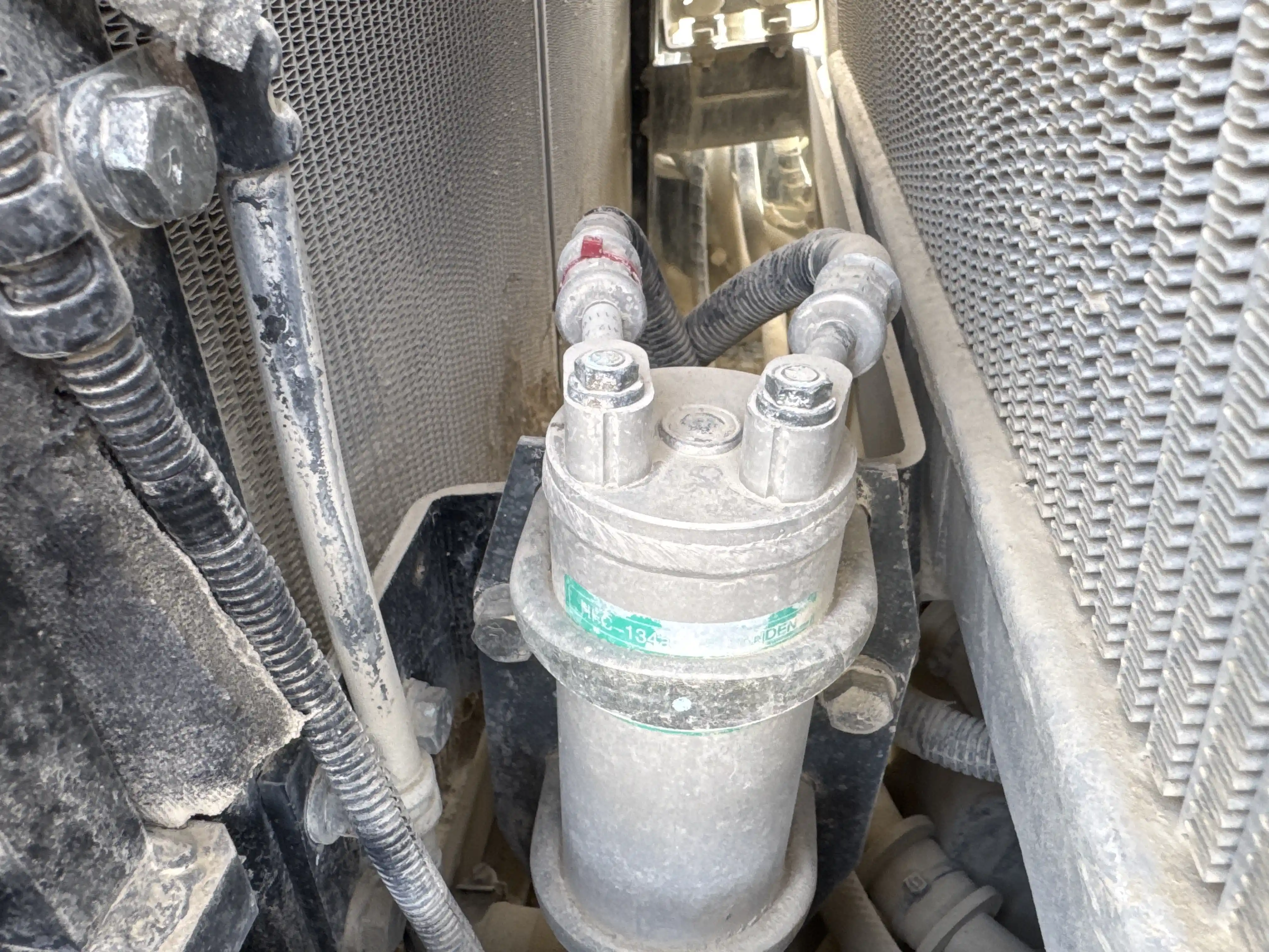 WHL-001-Komatsu-WA470-6R-wheel-loader-inspection-air-conditioning-refrigerant-lines-3