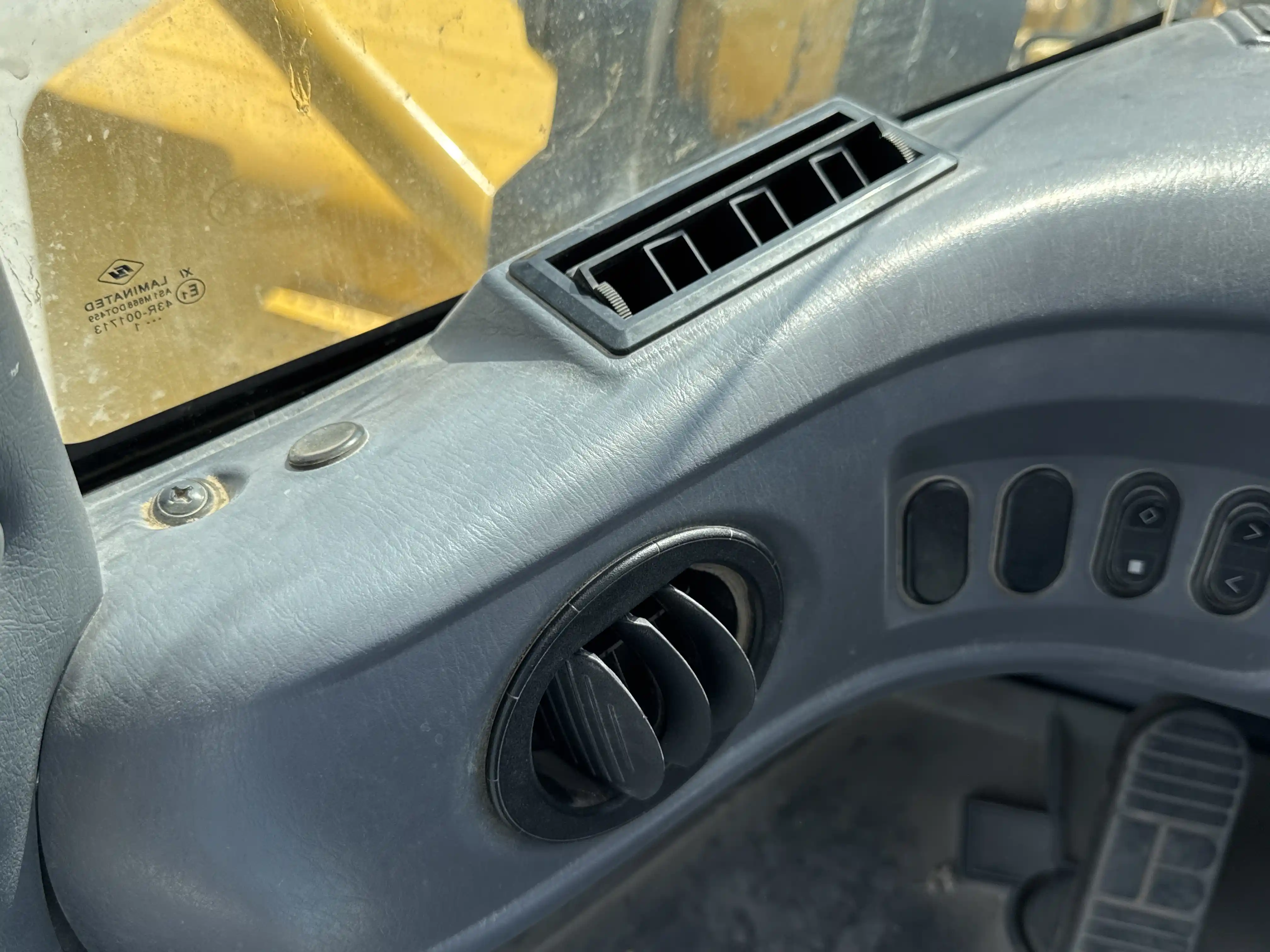 WHL-001-Komatsu-WA470-6R-wheel-loader-inspection-air-conditioning-vents-and-air-flow-1