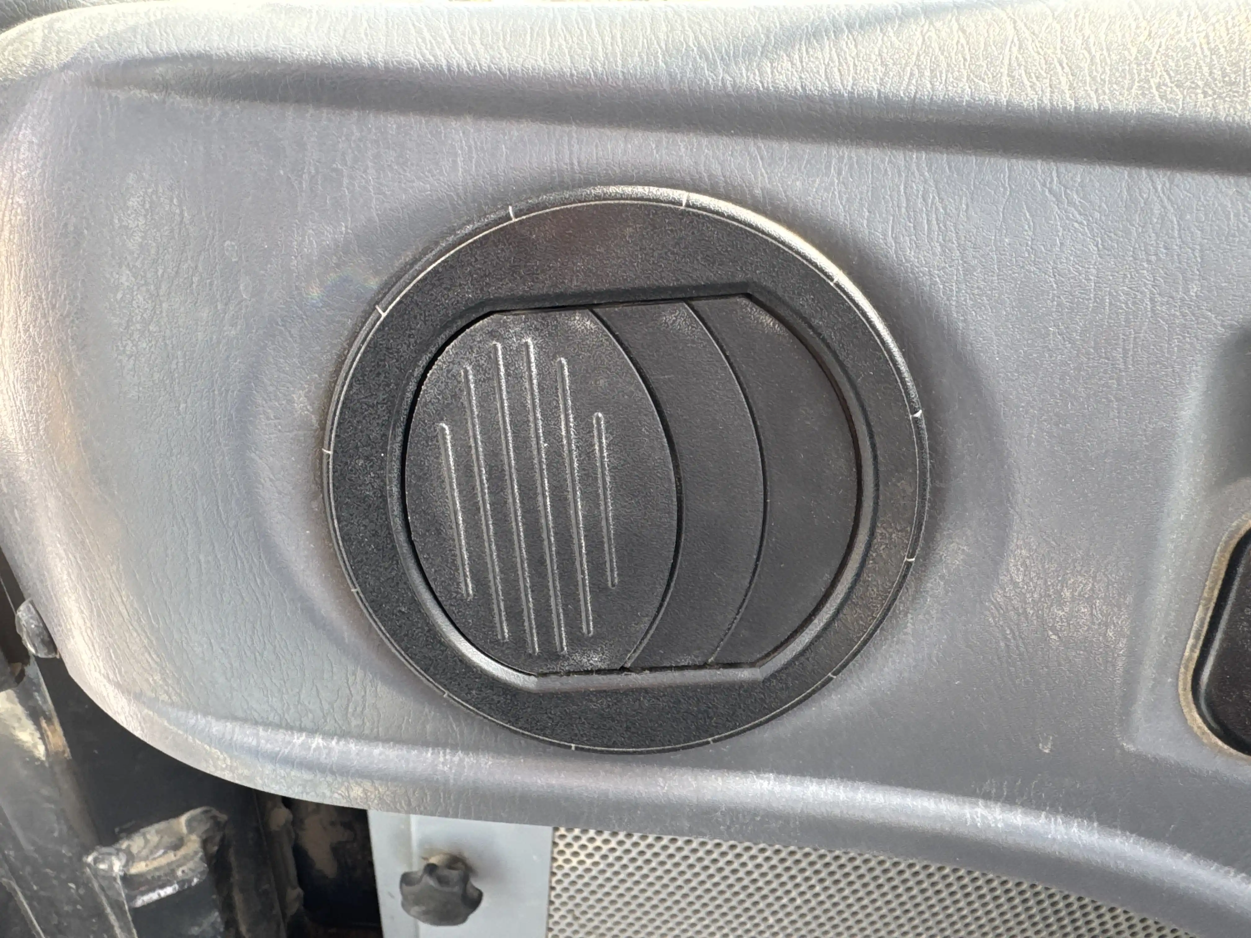 WHL-001-Komatsu-WA470-6R-wheel-loader-inspection-air-conditioning-vents-and-air-flow-2