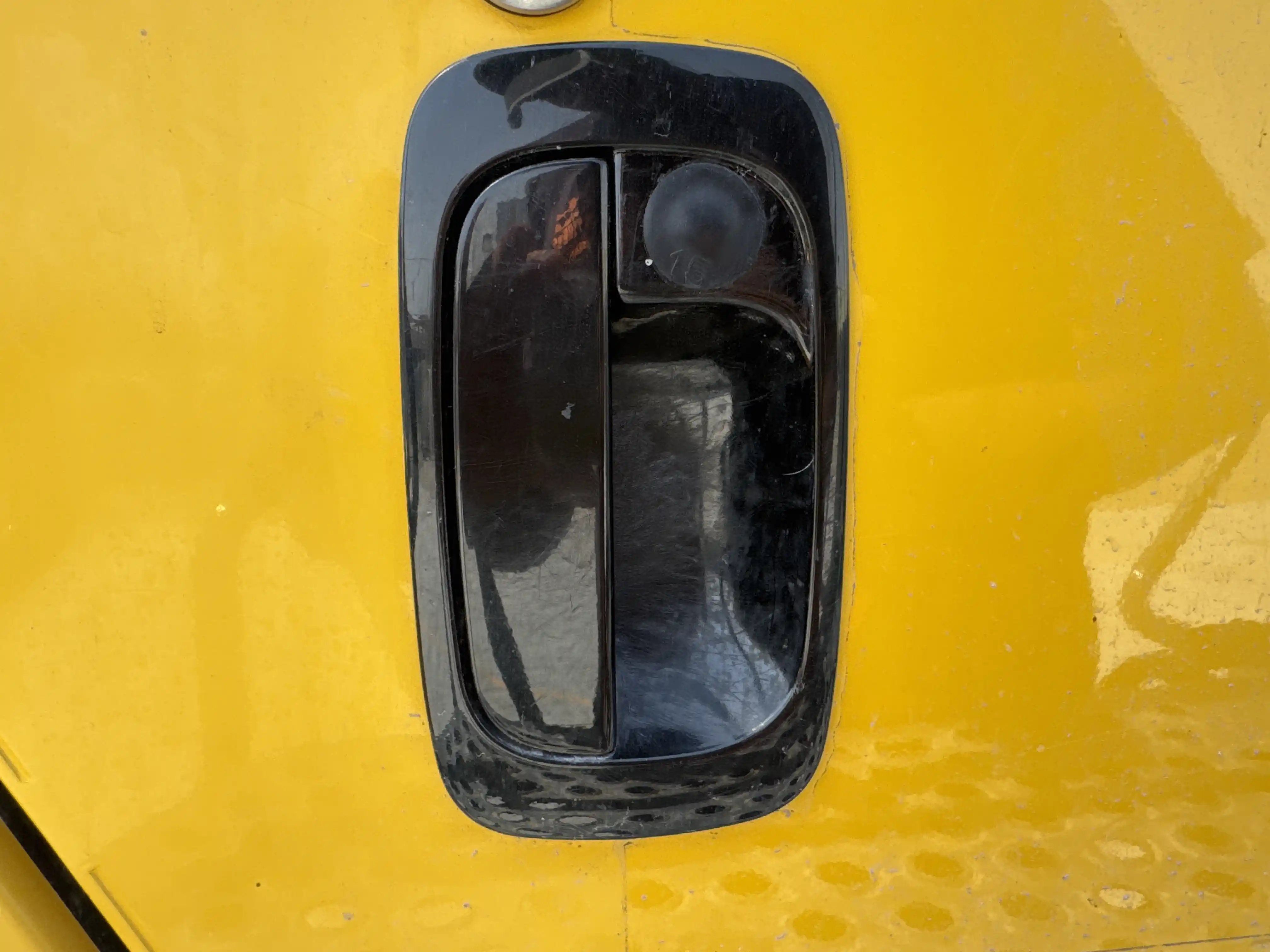 WHL-001-Komatsu-WA470-6R-wheel-loader-inspection-cabin-door-handles-1