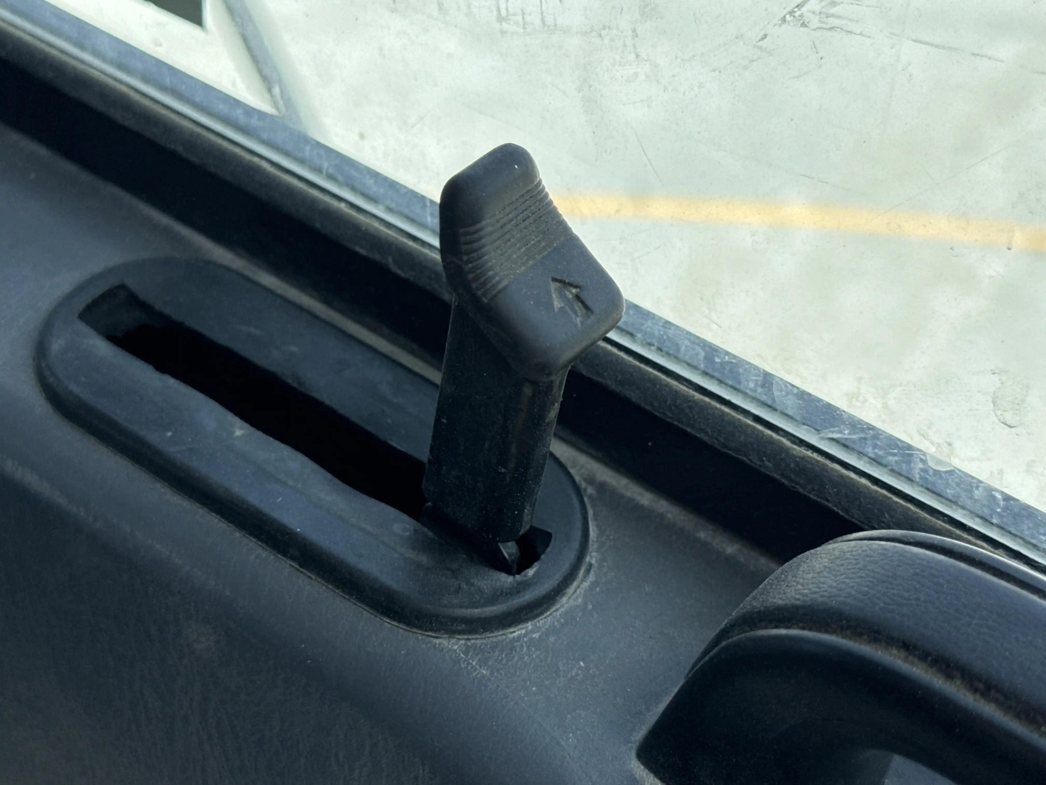 WHL-001-Komatsu-WA470-6R-wheel-loader-inspection-cabin-door-handles-2