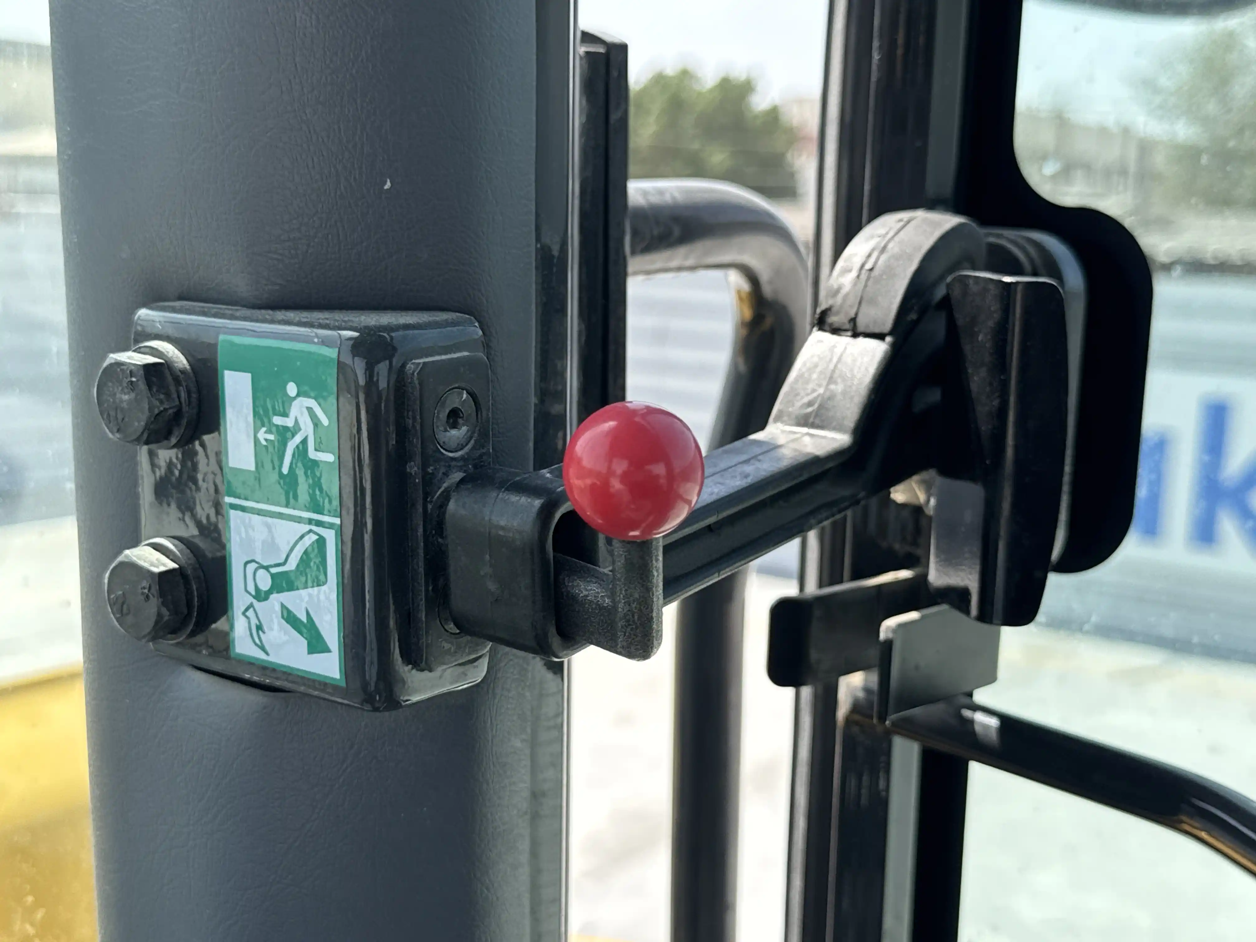 WHL-001-Komatsu-WA470-6R-wheel-loader-inspection-cabin-door-handles-3