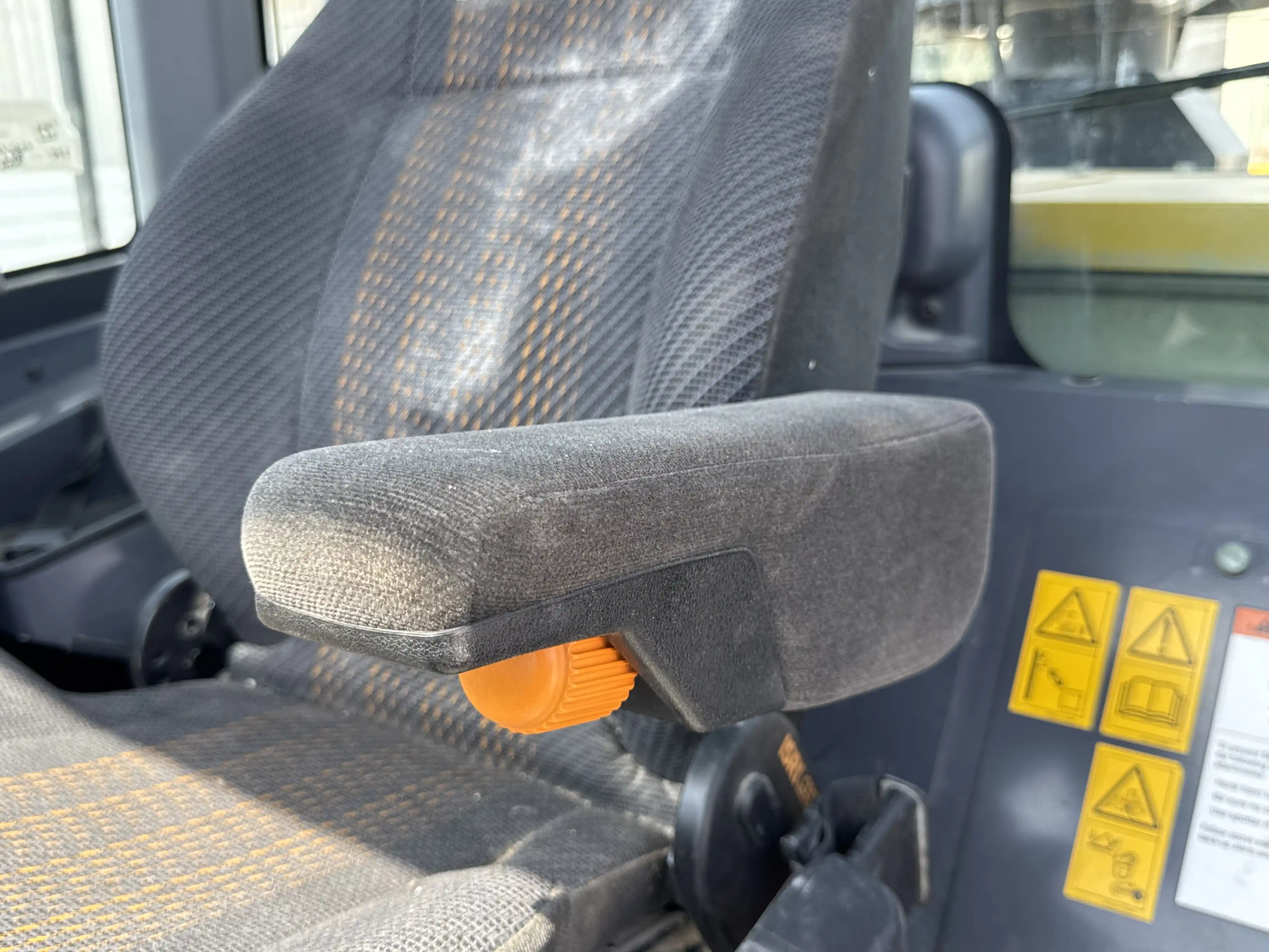 WHL-001-Komatsu-WA470-6R-wheel-loader-inspection-cabin-seats-armrests-4