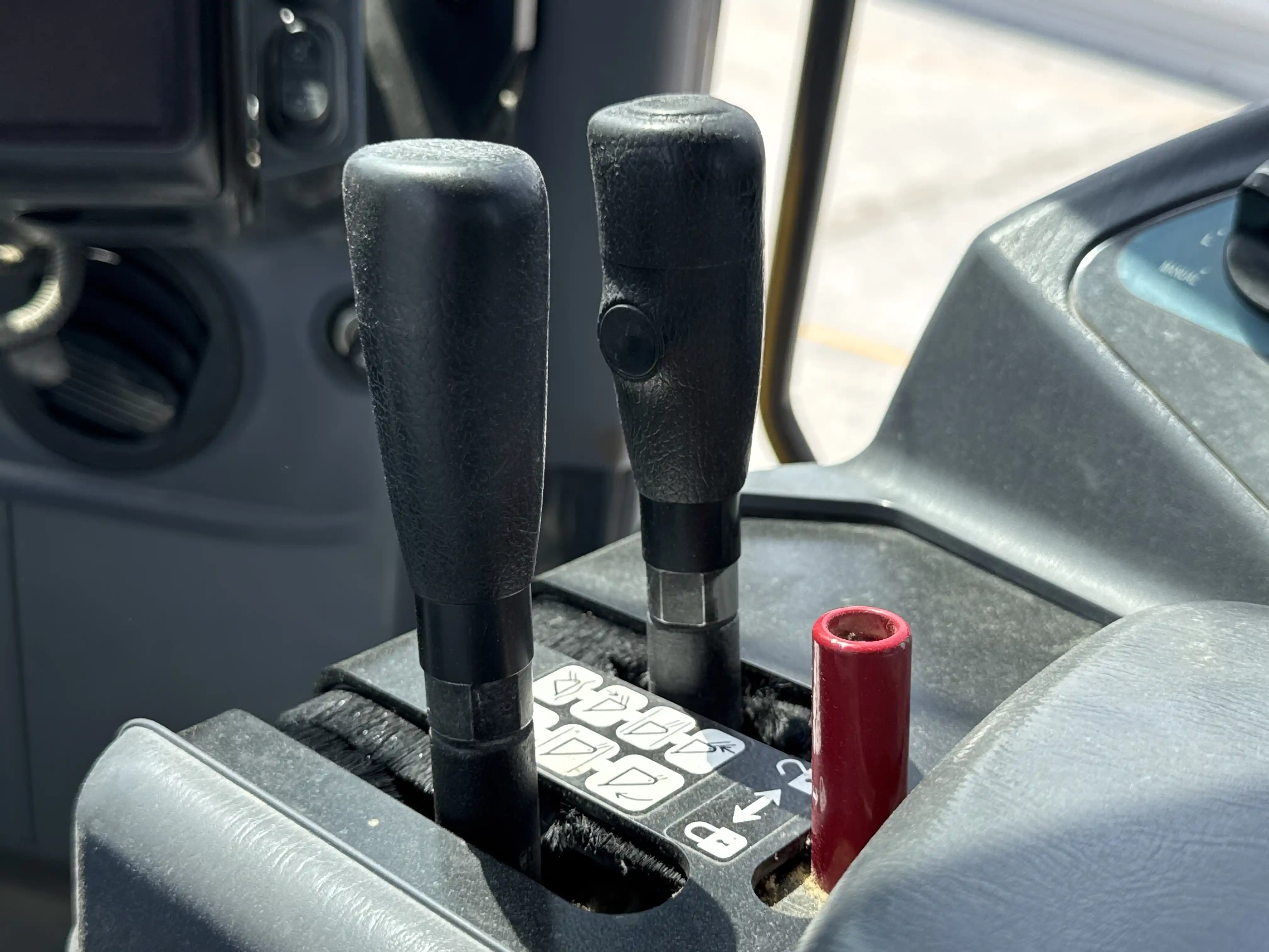WHL-001-Komatsu-WA470-6R-wheel-loader-inspection-cabin-joysticks-1