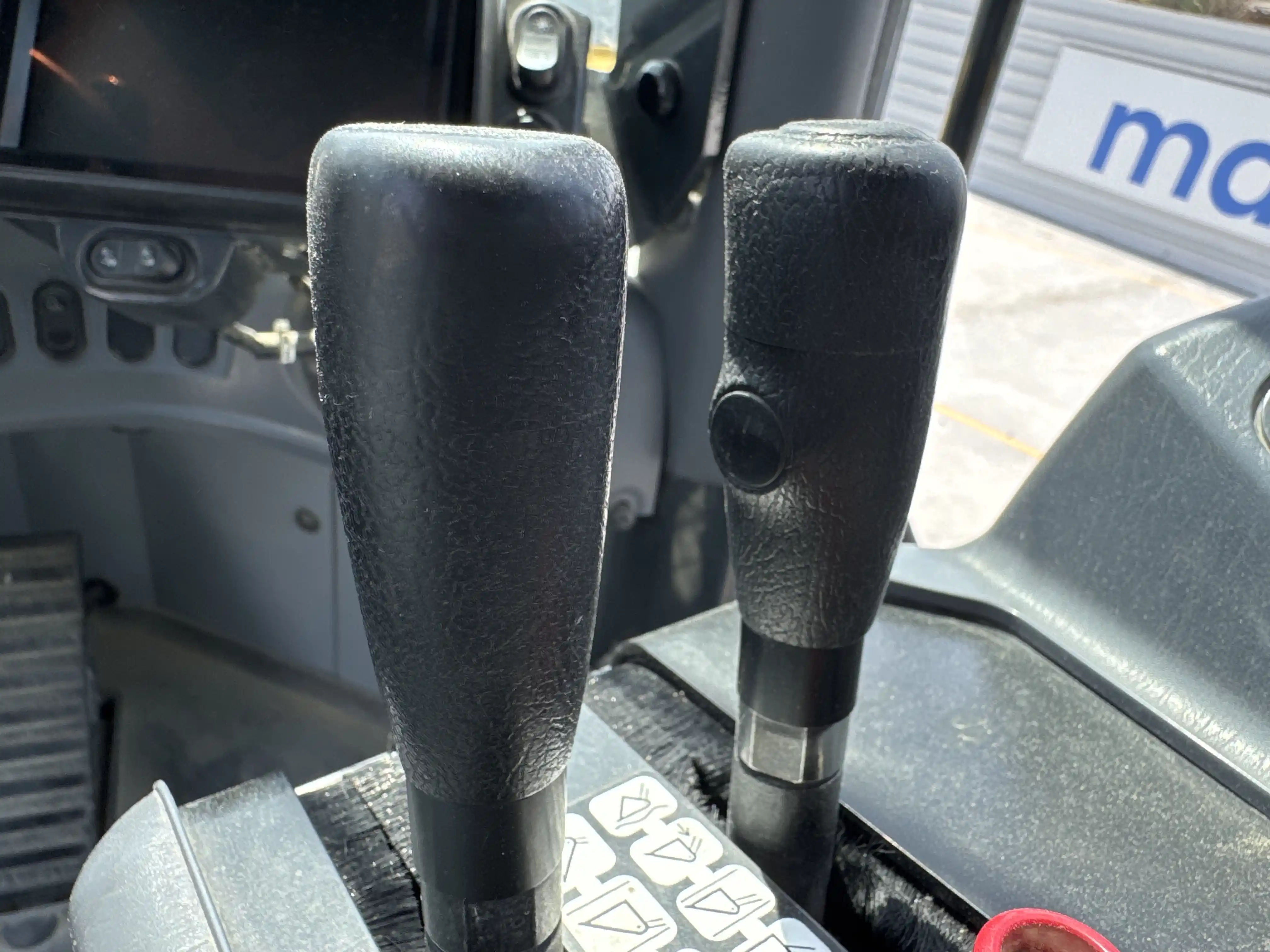 WHL-001-Komatsu-WA470-6R-wheel-loader-inspection-cabin-joysticks-3