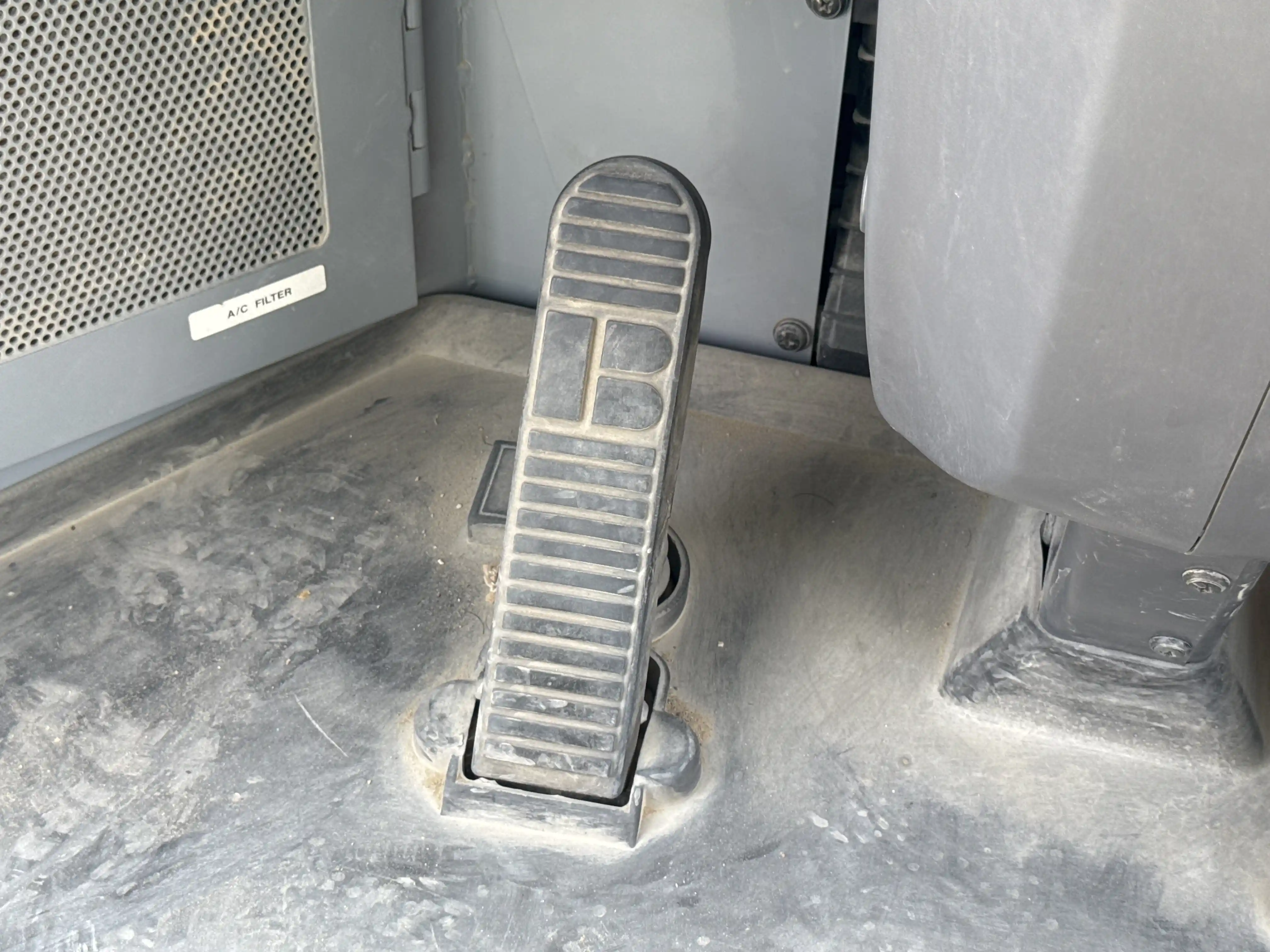 WHL-001-Komatsu-WA470-6R-wheel-loader-inspection-cabin-pedals-1