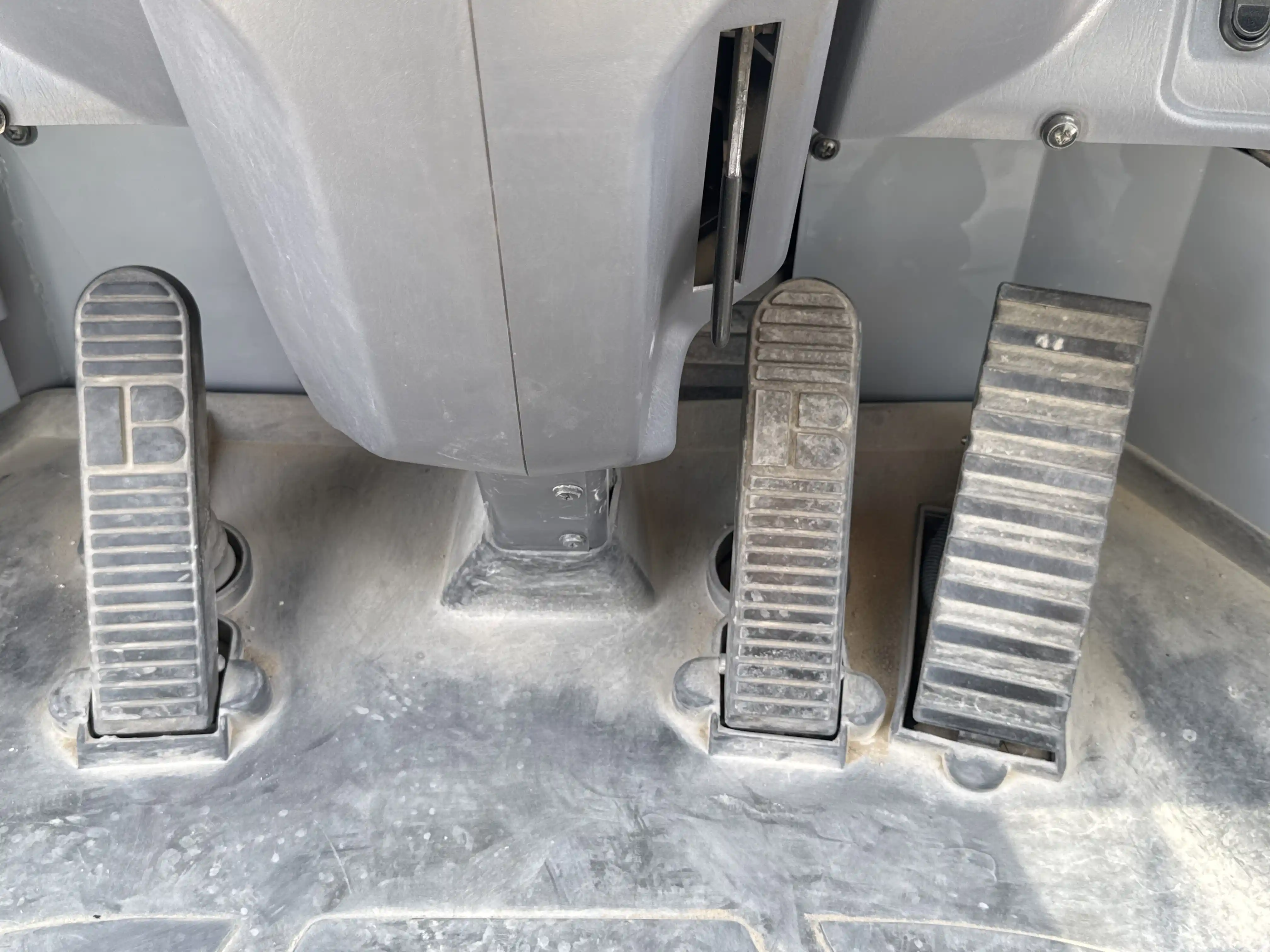 WHL-001-Komatsu-WA470-6R-wheel-loader-inspection-cabin-pedals-2