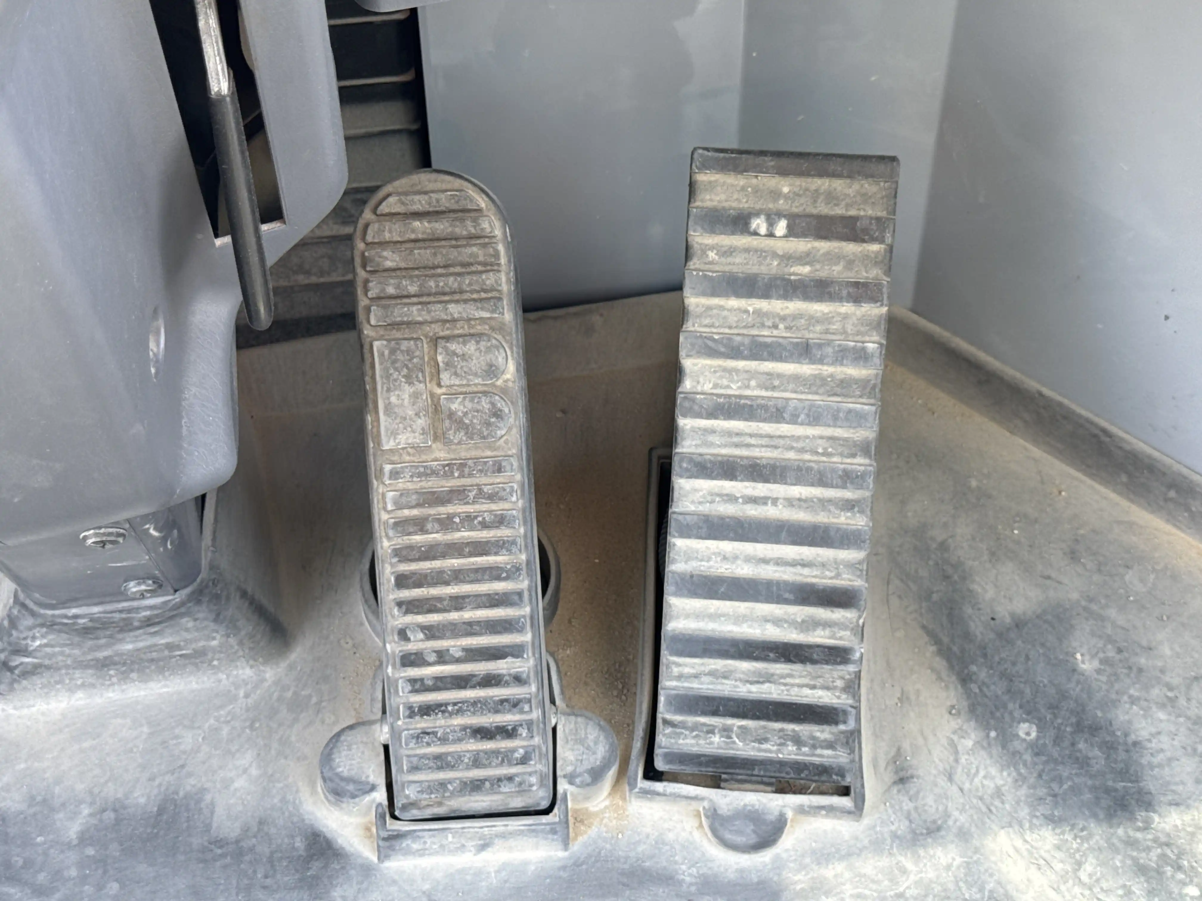 WHL-001-Komatsu-WA470-6R-wheel-loader-inspection-cabin-pedals-3
