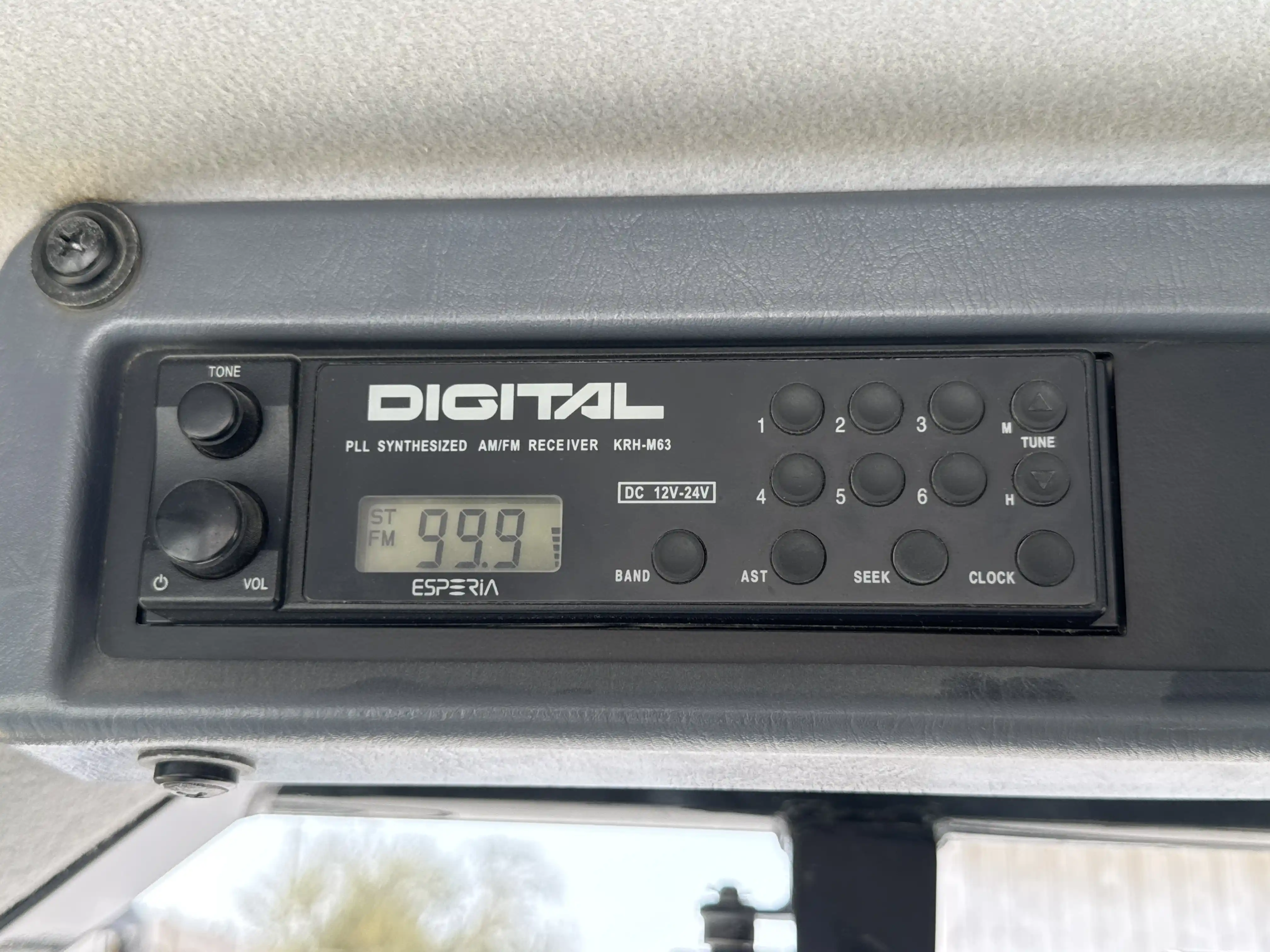WHL-001-Komatsu-WA470-6R-wheel-loader-inspection-cabin-radio-1