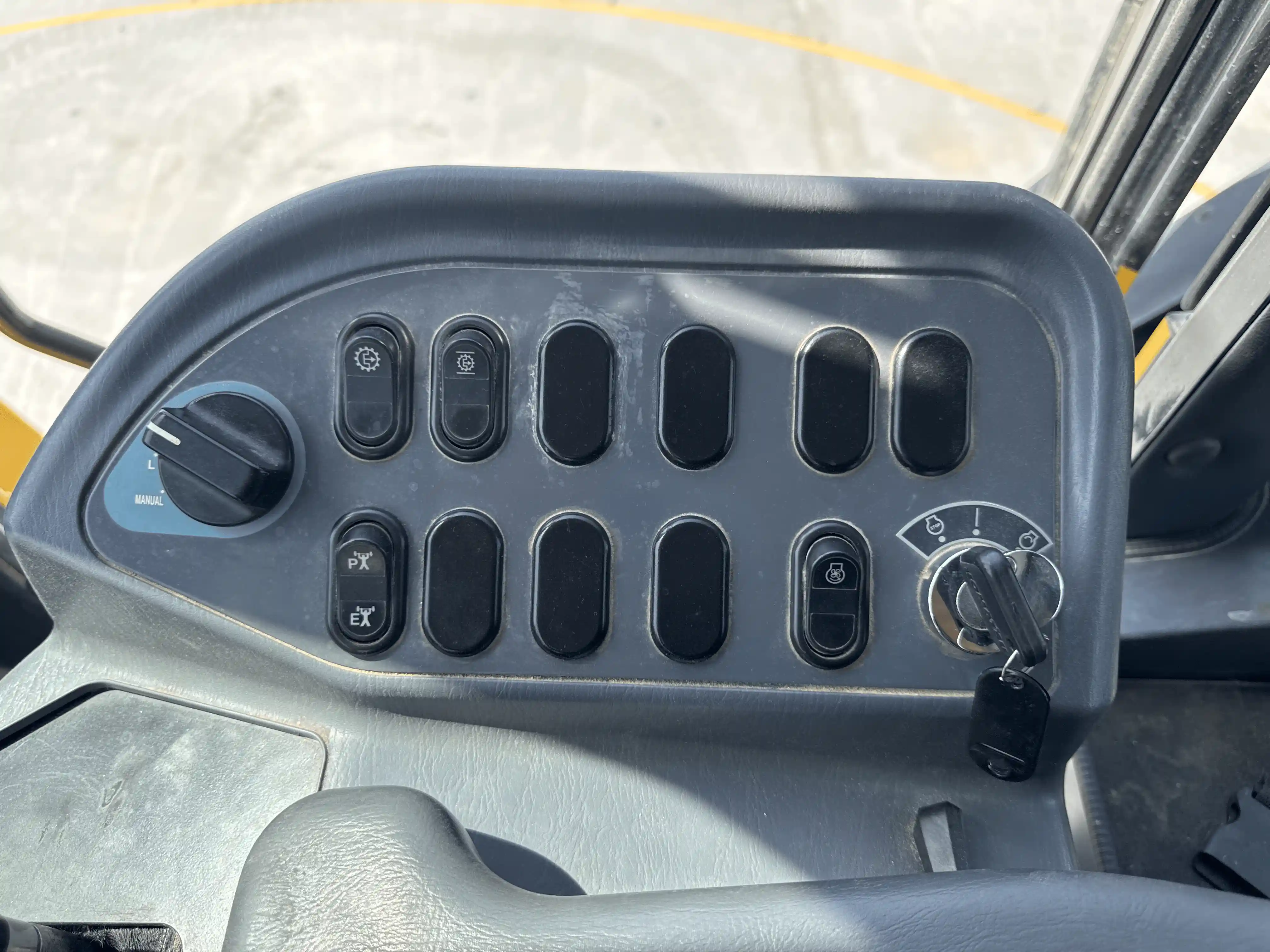 WHL-001-Komatsu-WA470-6R-wheel-loader-inspection-cabin-electronic-instrument-board-3