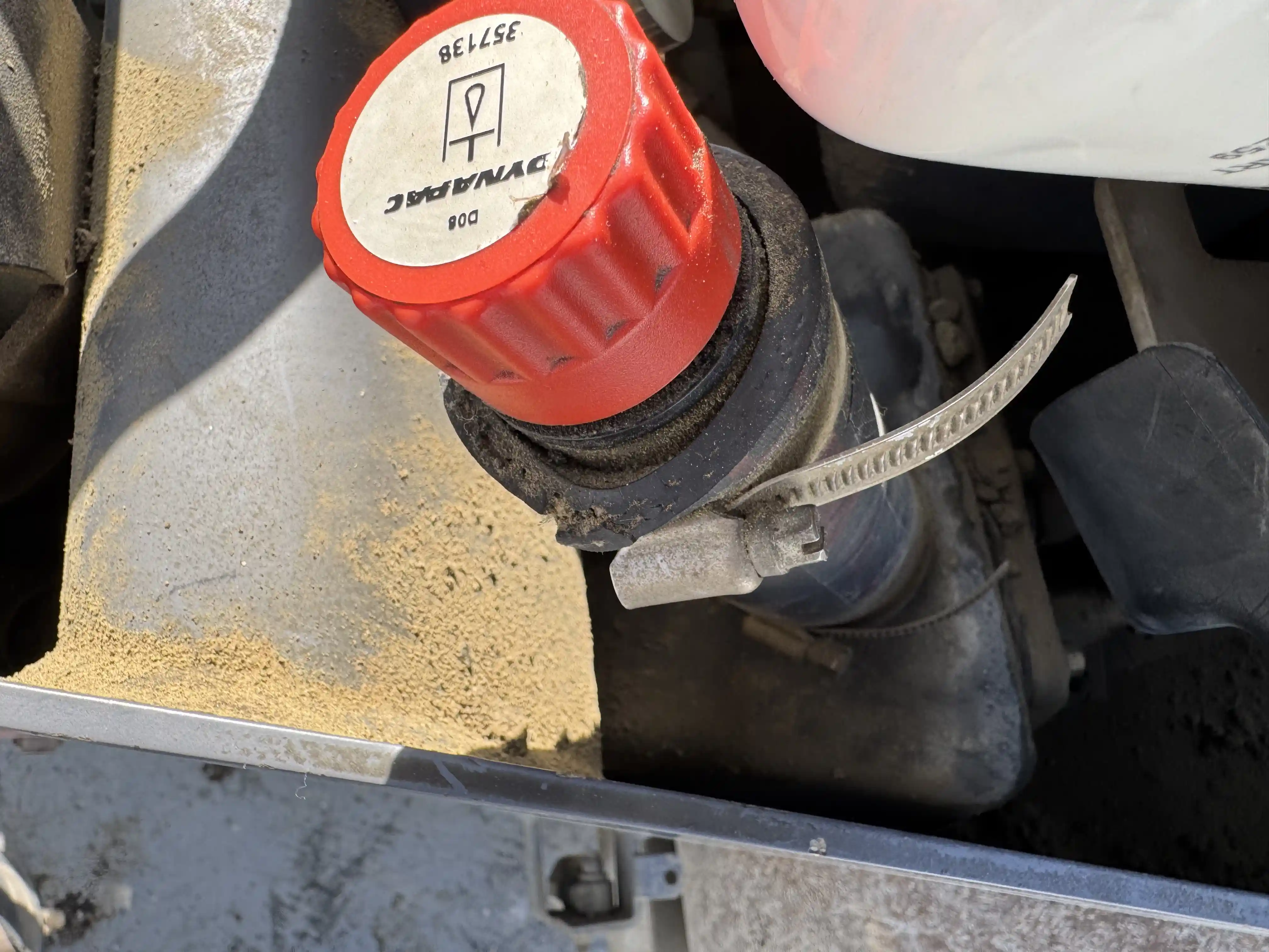 SRC-001-Dynapac-CC1200-VI-tandem-roller-inspection-hydraulics-hydraulic-tank-2