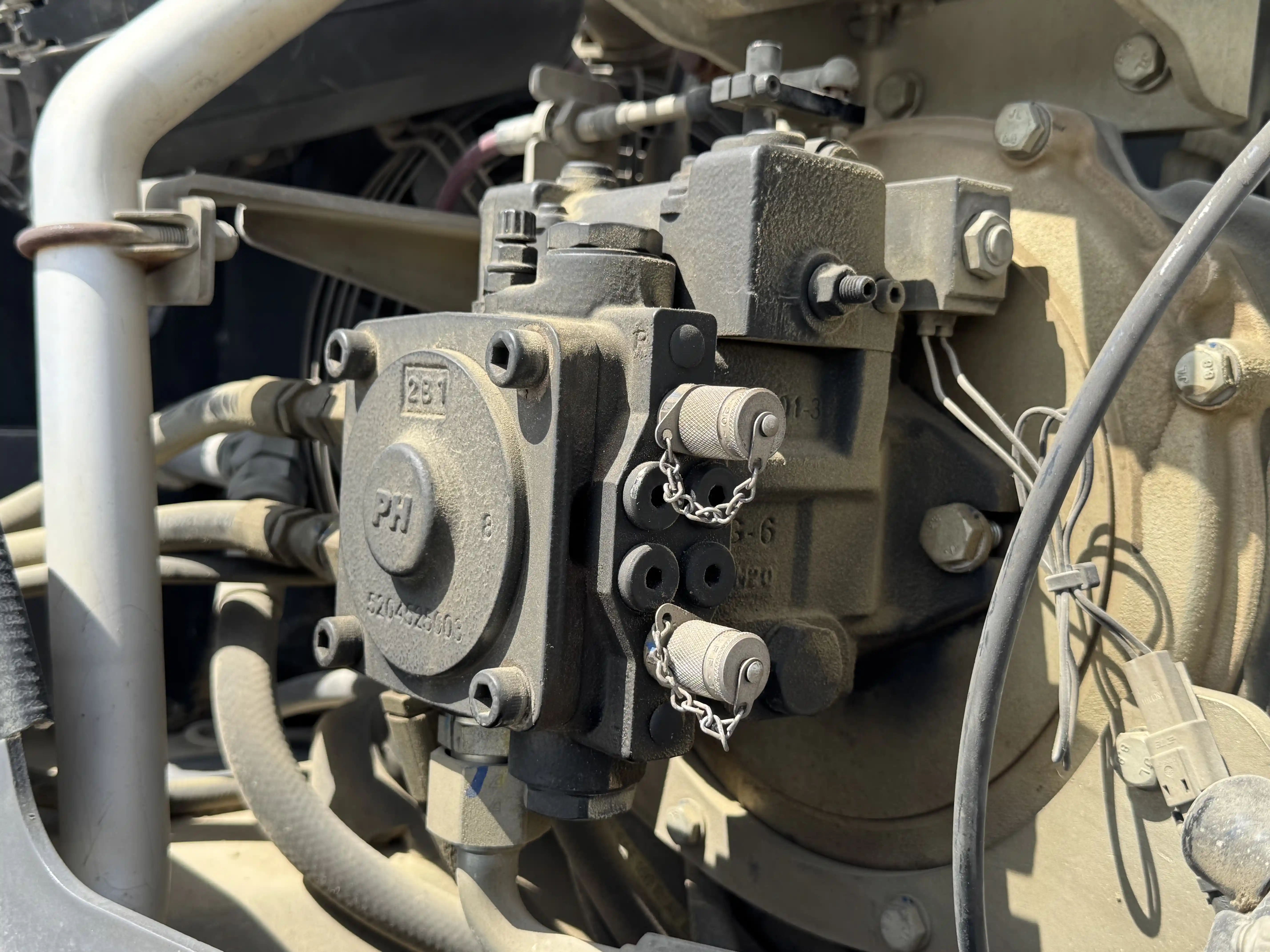 SRC-001-Dynapac-CC1200-VI-tandem-roller-inspection-hydraulics-hydraulic-pump-2