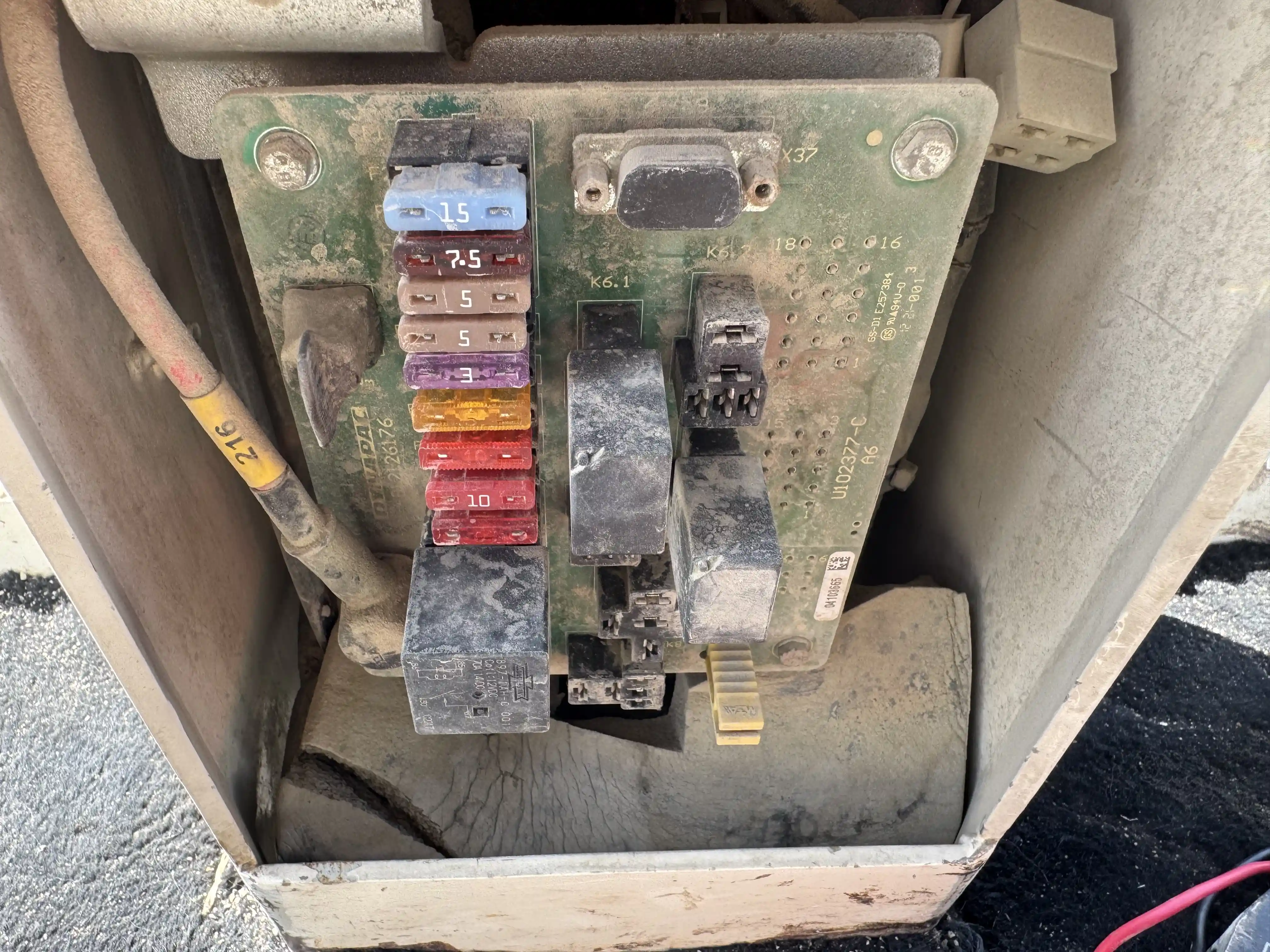 SRC-001-Dynapac-CC1200-VI-tandem-roller-inspection-electronics-fuse-box