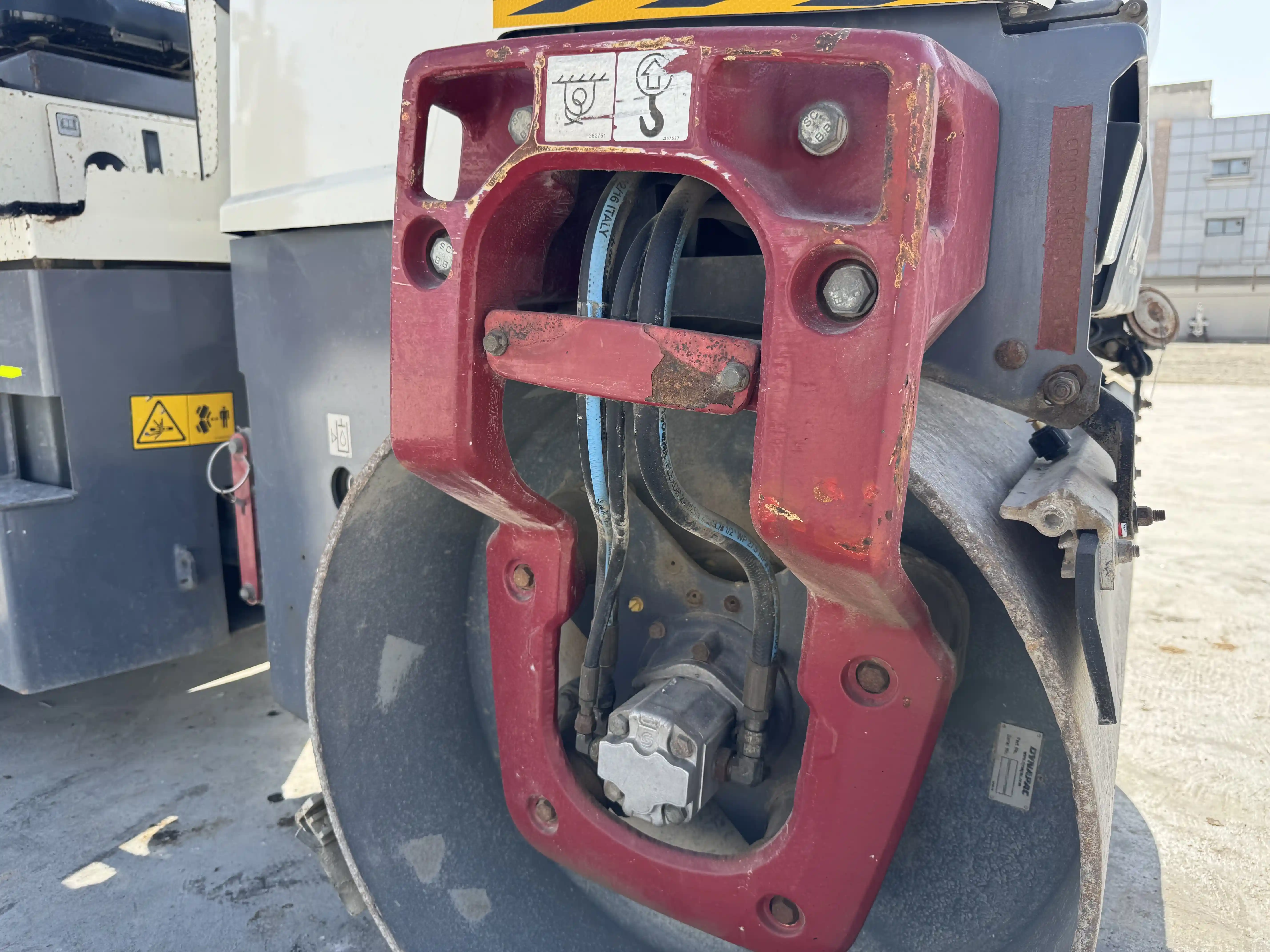 SRC-001-Dynapac-CC1200-VI-tandem-roller-inspection-front-drum-forks-1