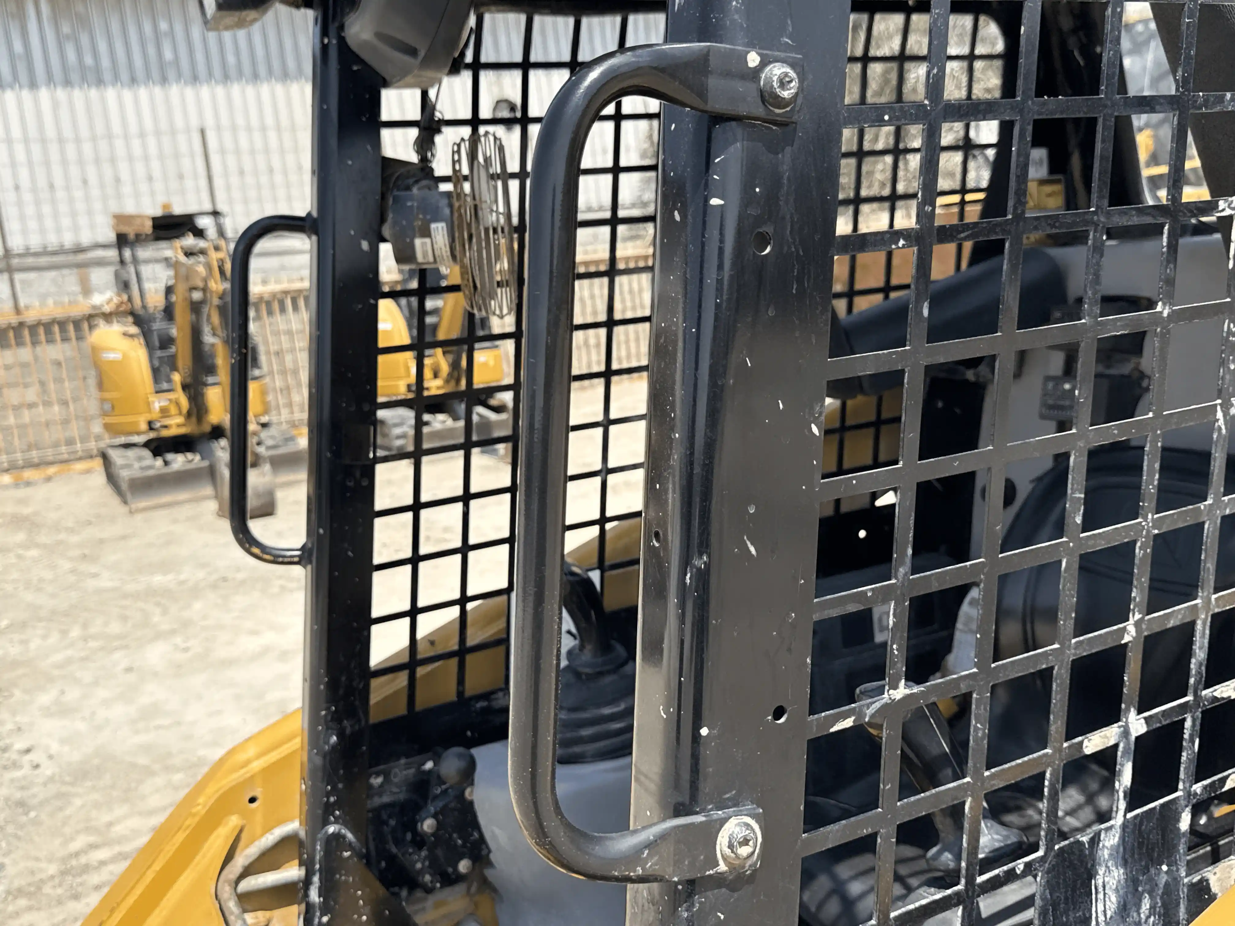 SSL-004-Cat-226B3-skid-steer-loader-inspection-structure-handrails-2