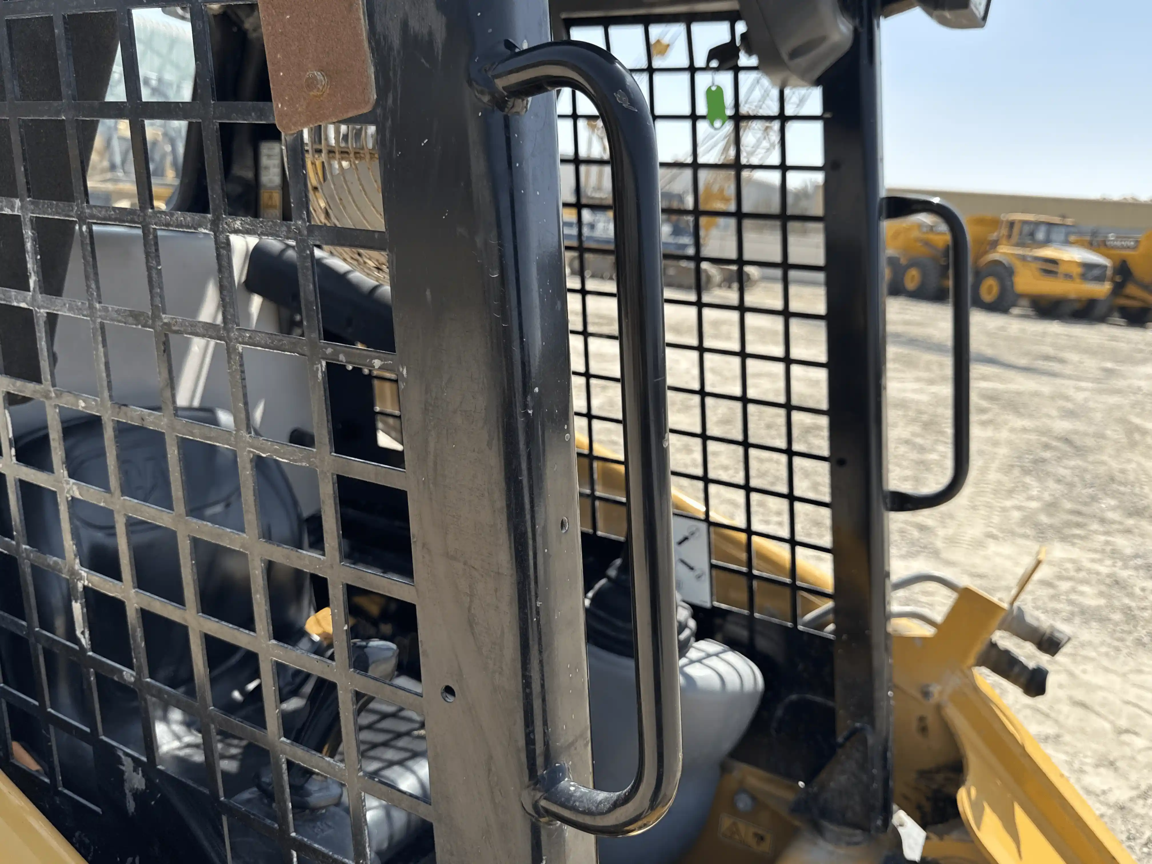 SSL-004-Cat-226B3-skid-steer-loader-inspection-structure-handrails-3