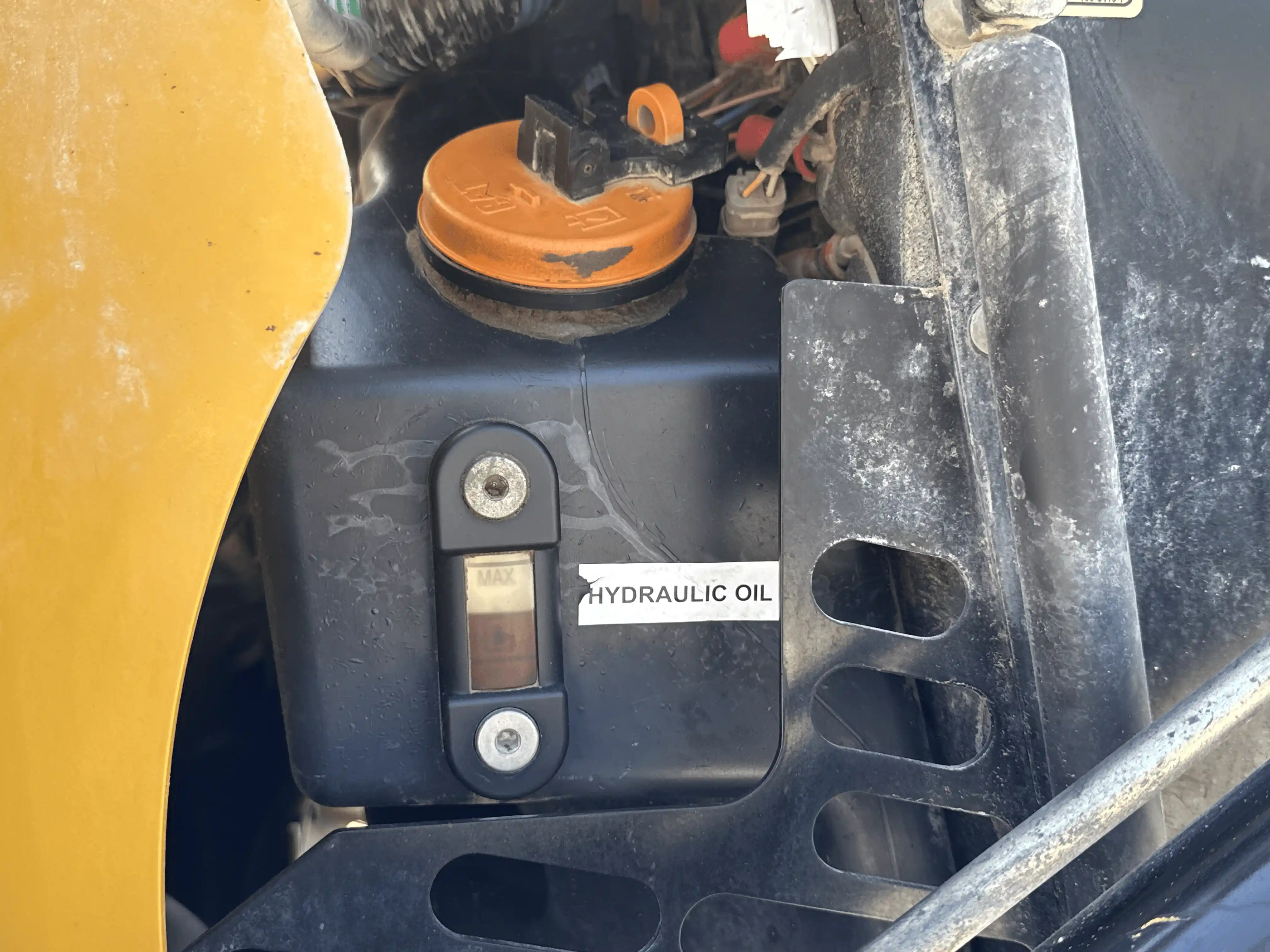 SSL-004-Cat-226B3-skid-steer-loader-inspection-hydraulics-hydraulic-tank-3