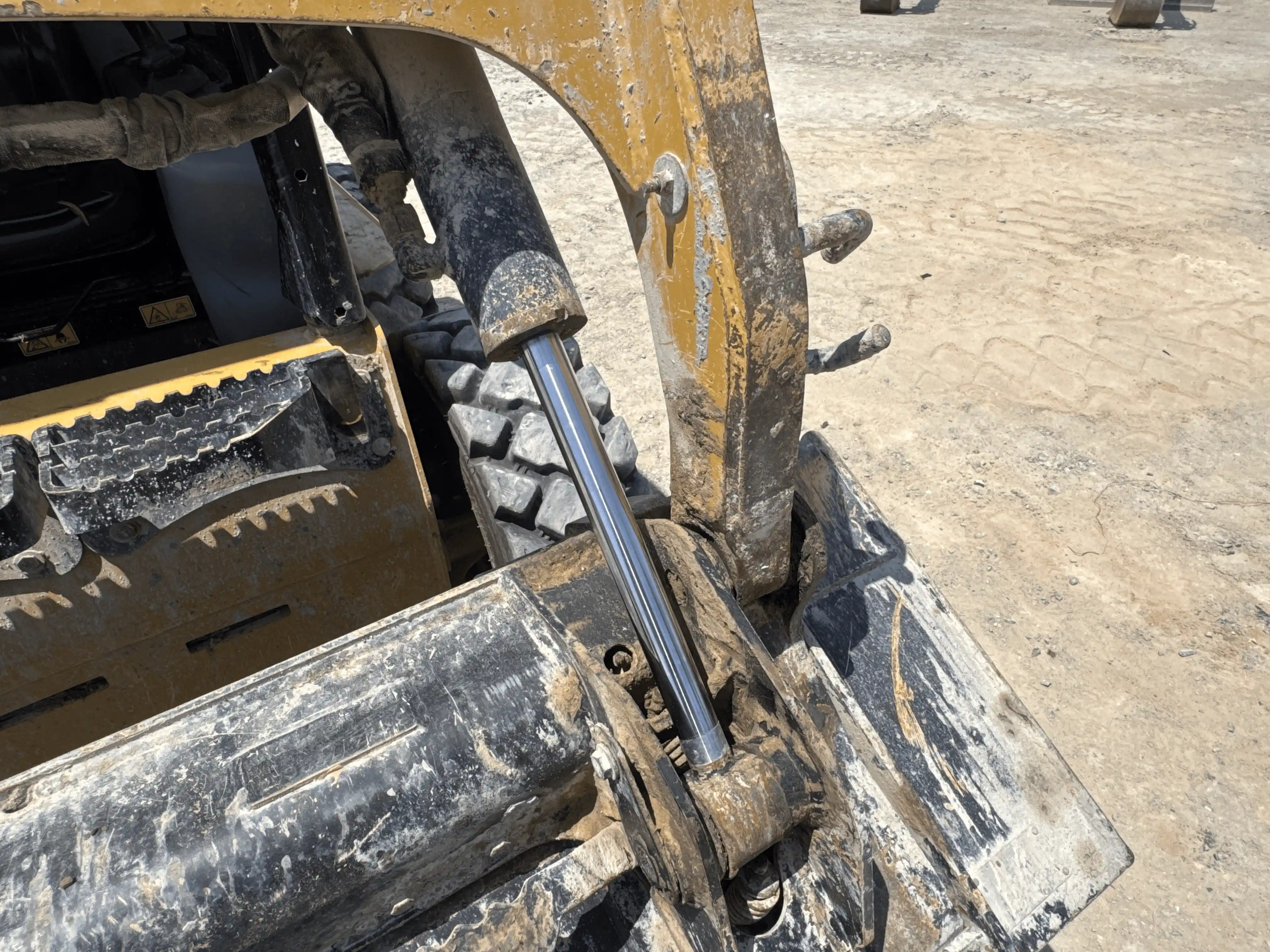 SSL-004-Cat-226B3-skid-steer-loader-inspection-hydraulics-bucket-tilt-cylinders-2