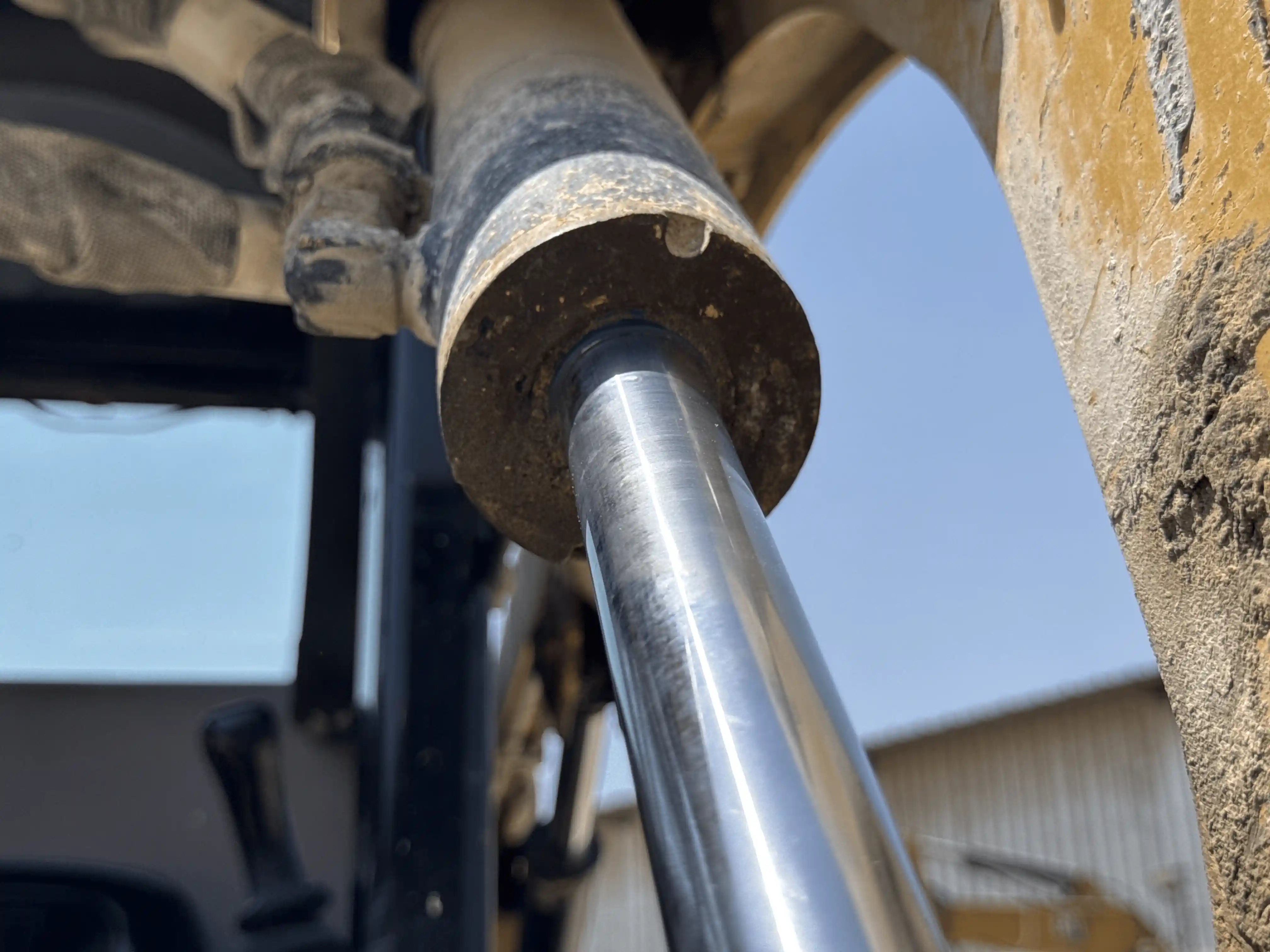 SSL-004-Cat-226B3-skid-steer-loader-inspection-hydraulics-bucket-tilt-cylinders-4