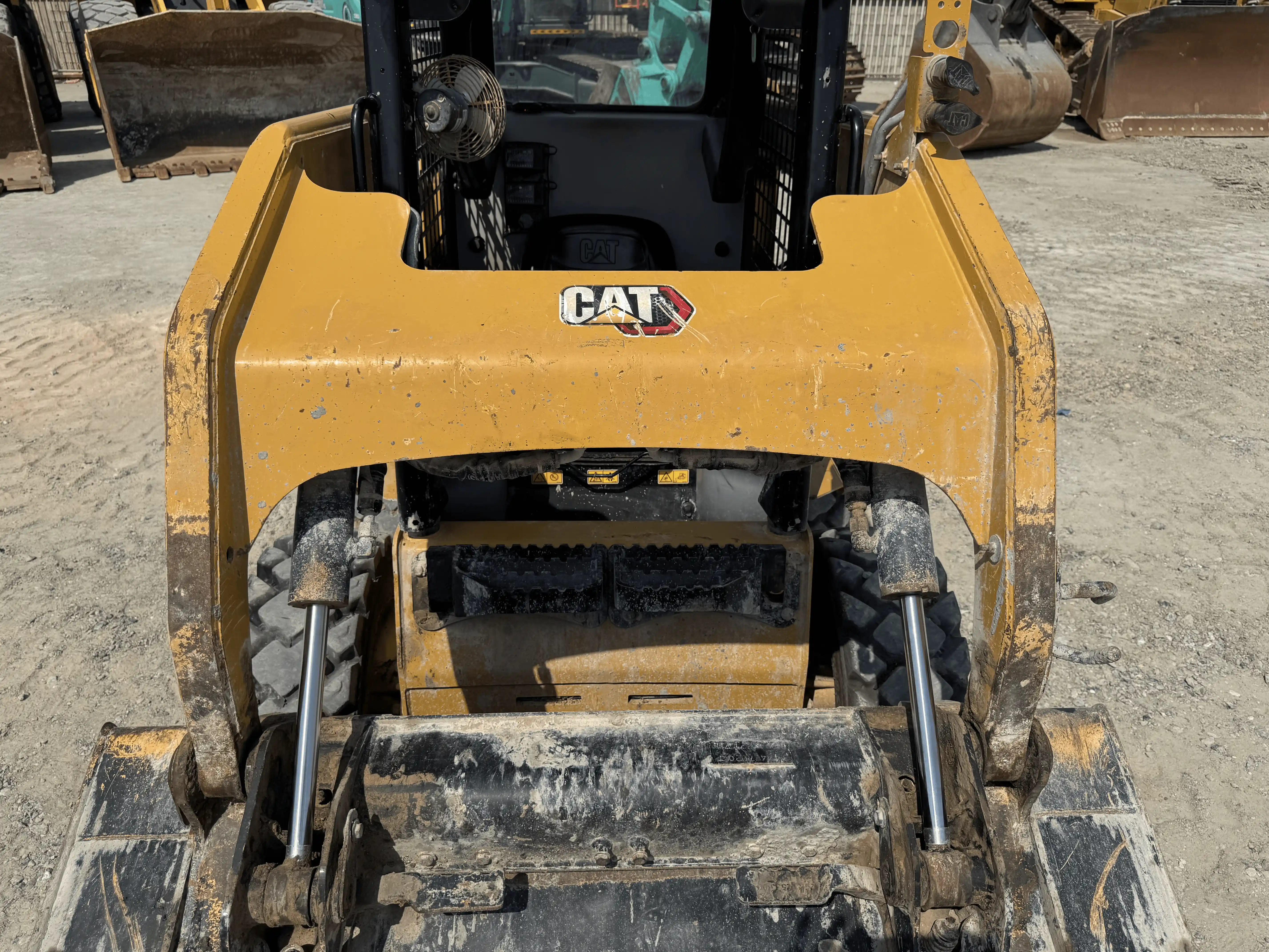 SSL-004-Cat-226B3-skid-steer-loader-inspection-hydraulics-lift-arm-2