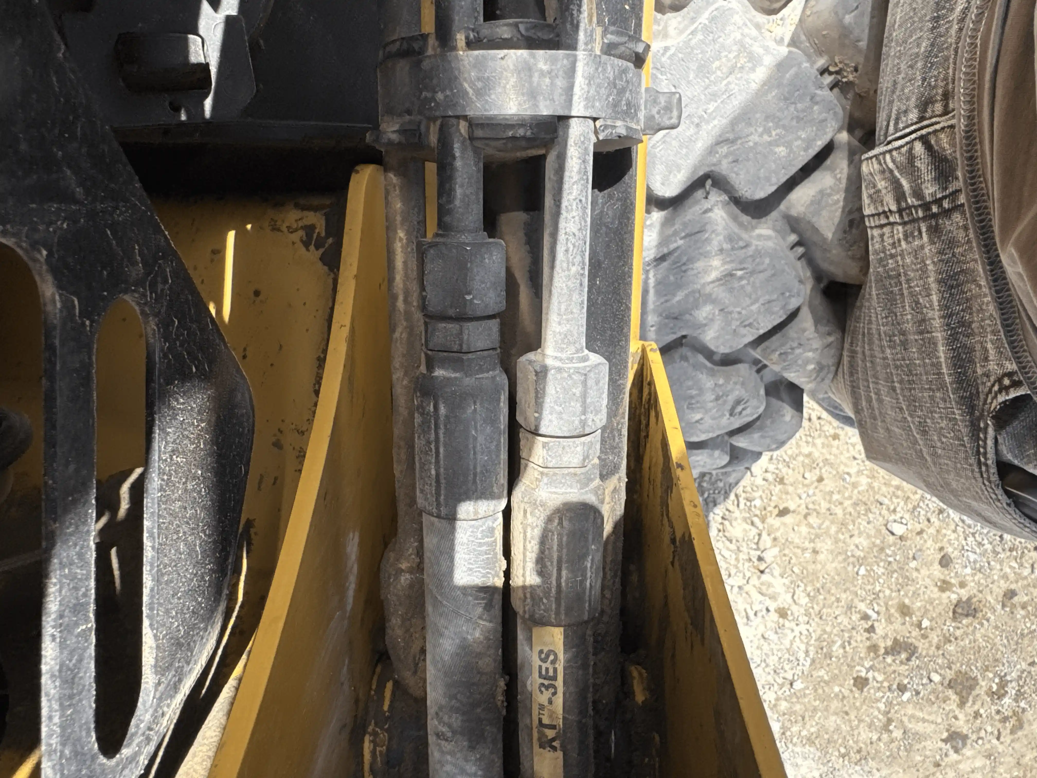 SSL-004-Cat-226B3-skid-steer-loader-inspection-hydraulics-hydraulic-hoses-and-lines-1