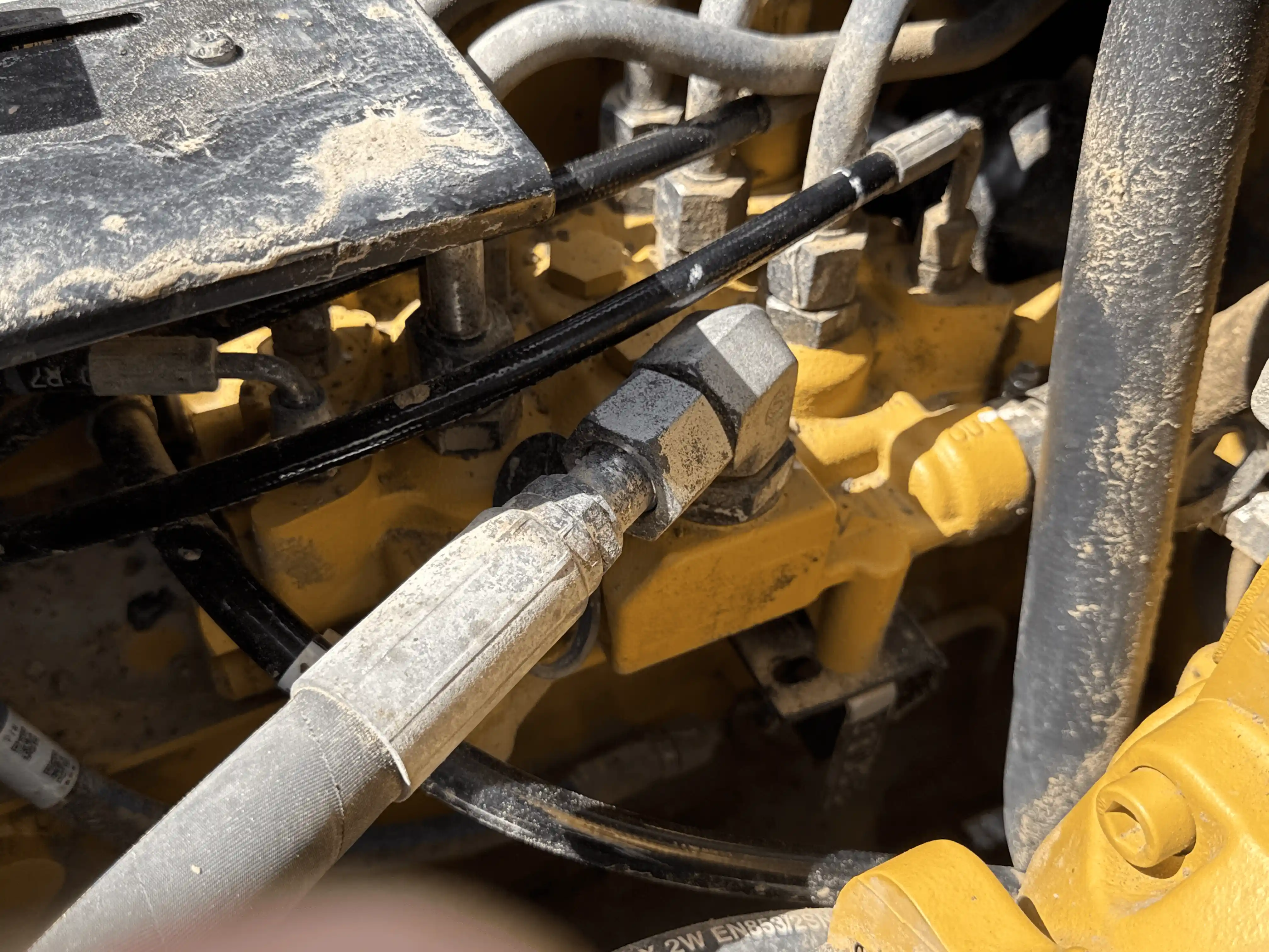 SSL-004-Cat-226B3-skid-steer-loader-inspection-hydraulics-main-control-valve-MCV-3