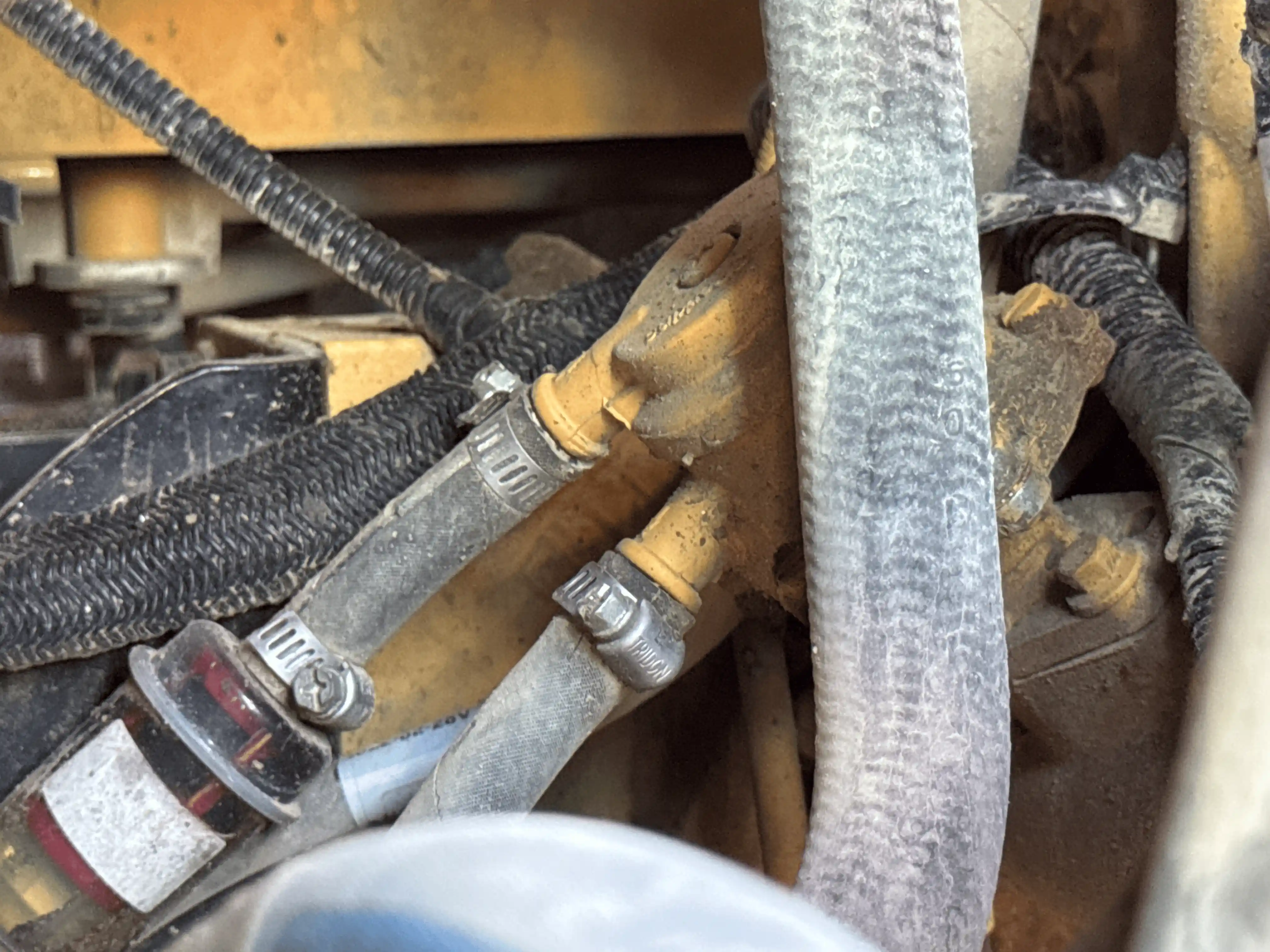 SSL-004-Cat-226B3-skid-steer-loader-inspection-engine-fuel-leaks-4