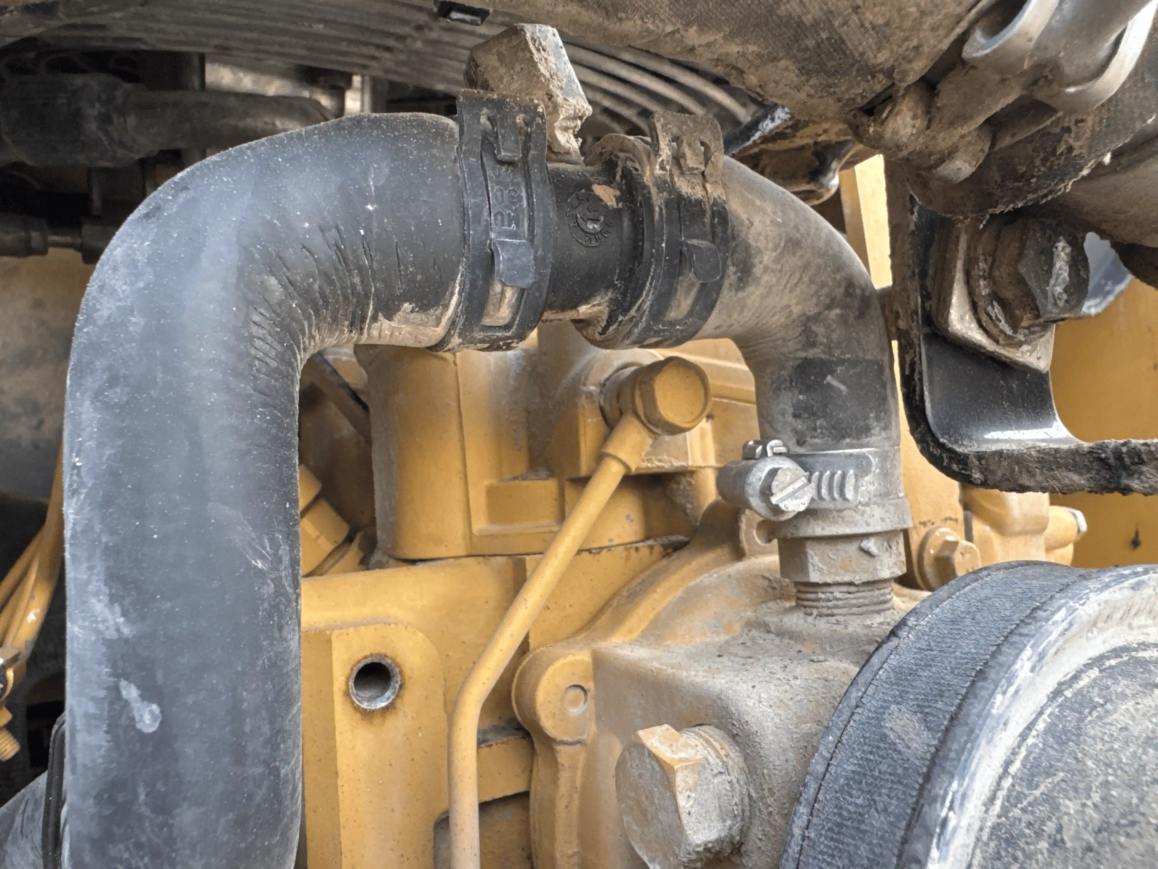 SSL-004-Cat-226B3-skid-steer-loader-inspection-engine-hoses-2