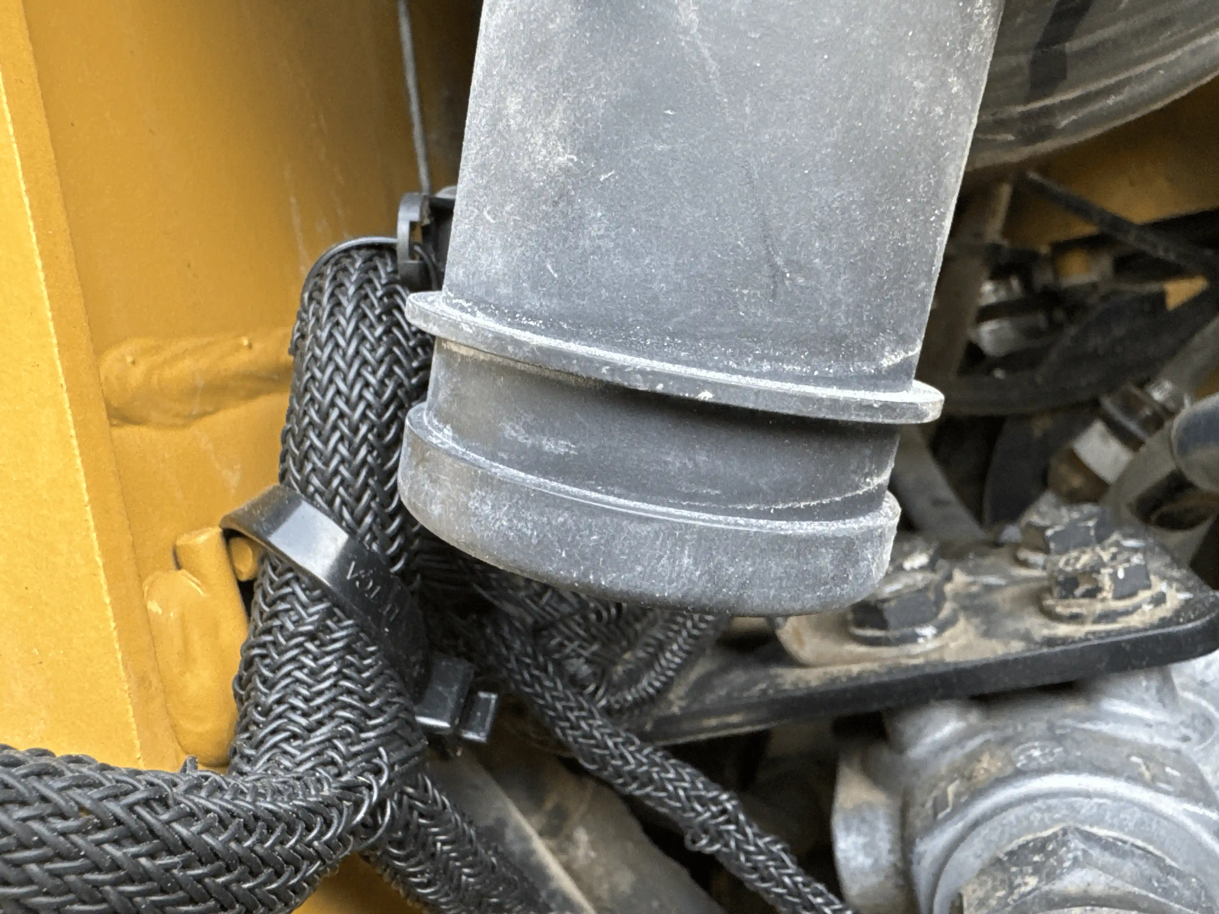 SSL-004-Cat-226B3-skid-steer-loader-inspection-engine-air-intake-system-1
