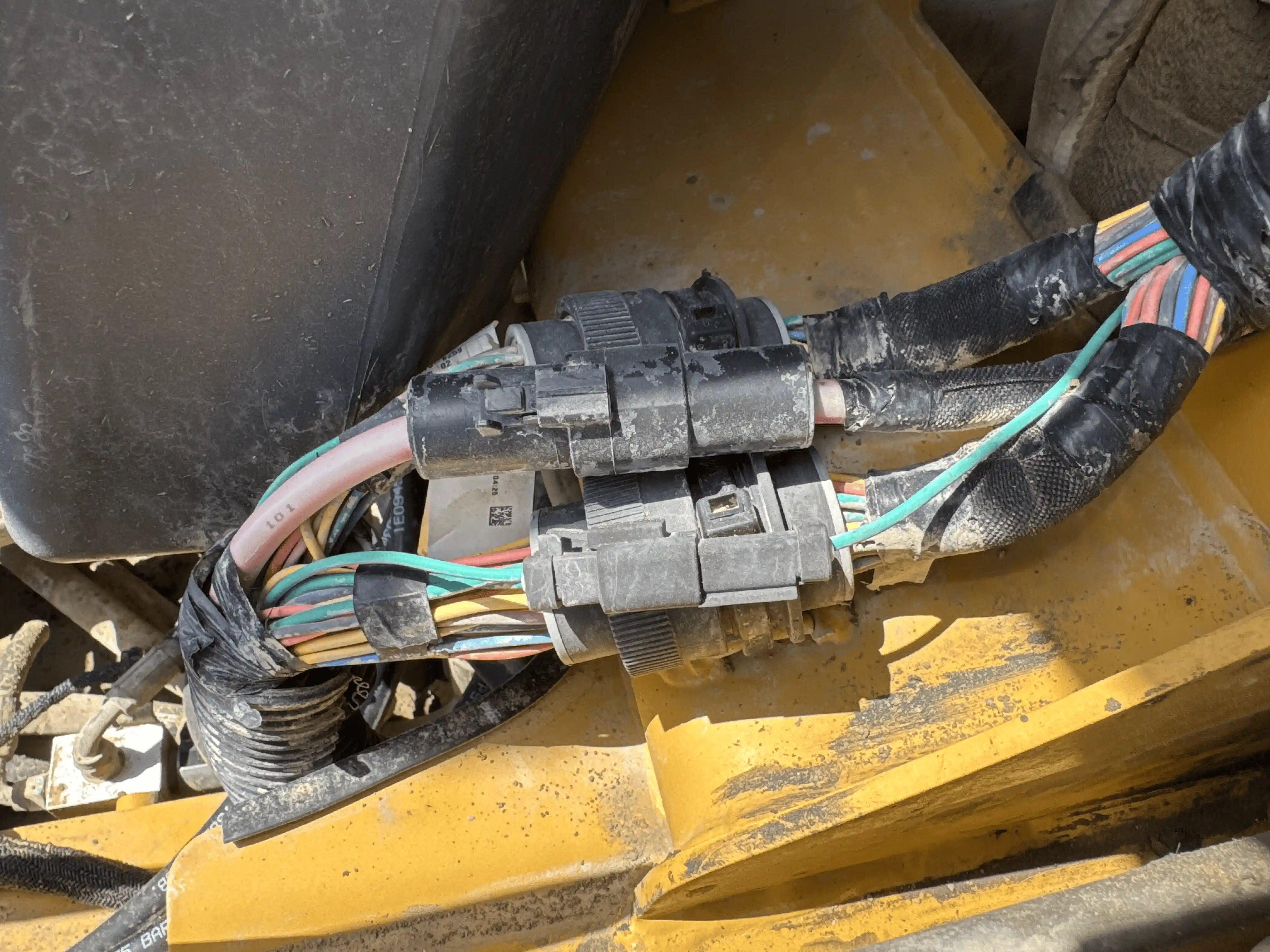 SSL-004-Cat-226B3-skid-steer-loader-inspection-electronics-main-harness-1