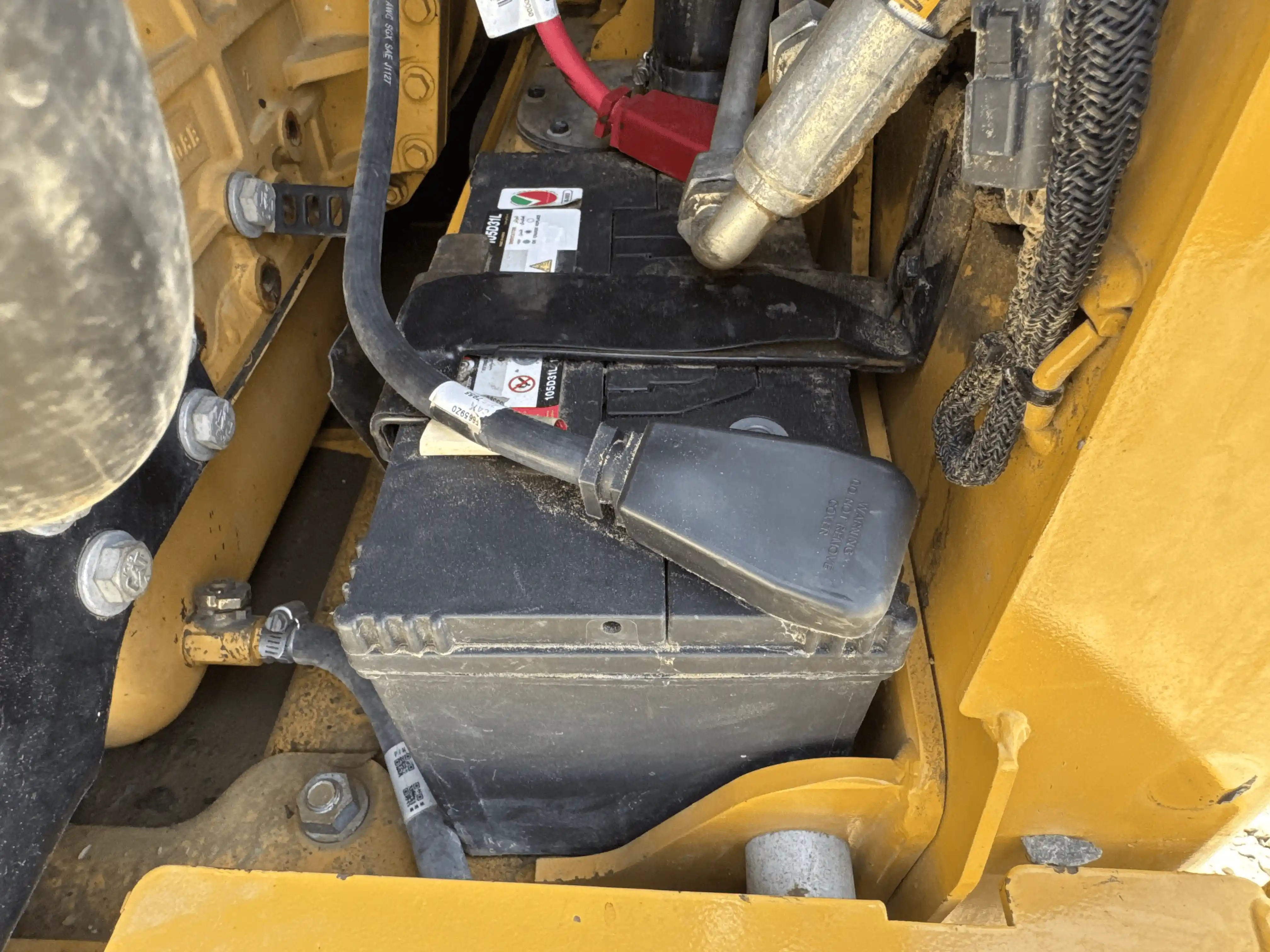 SSL-004-Cat-226B3-skid-steer-loader-inspection-electronics-battery-1