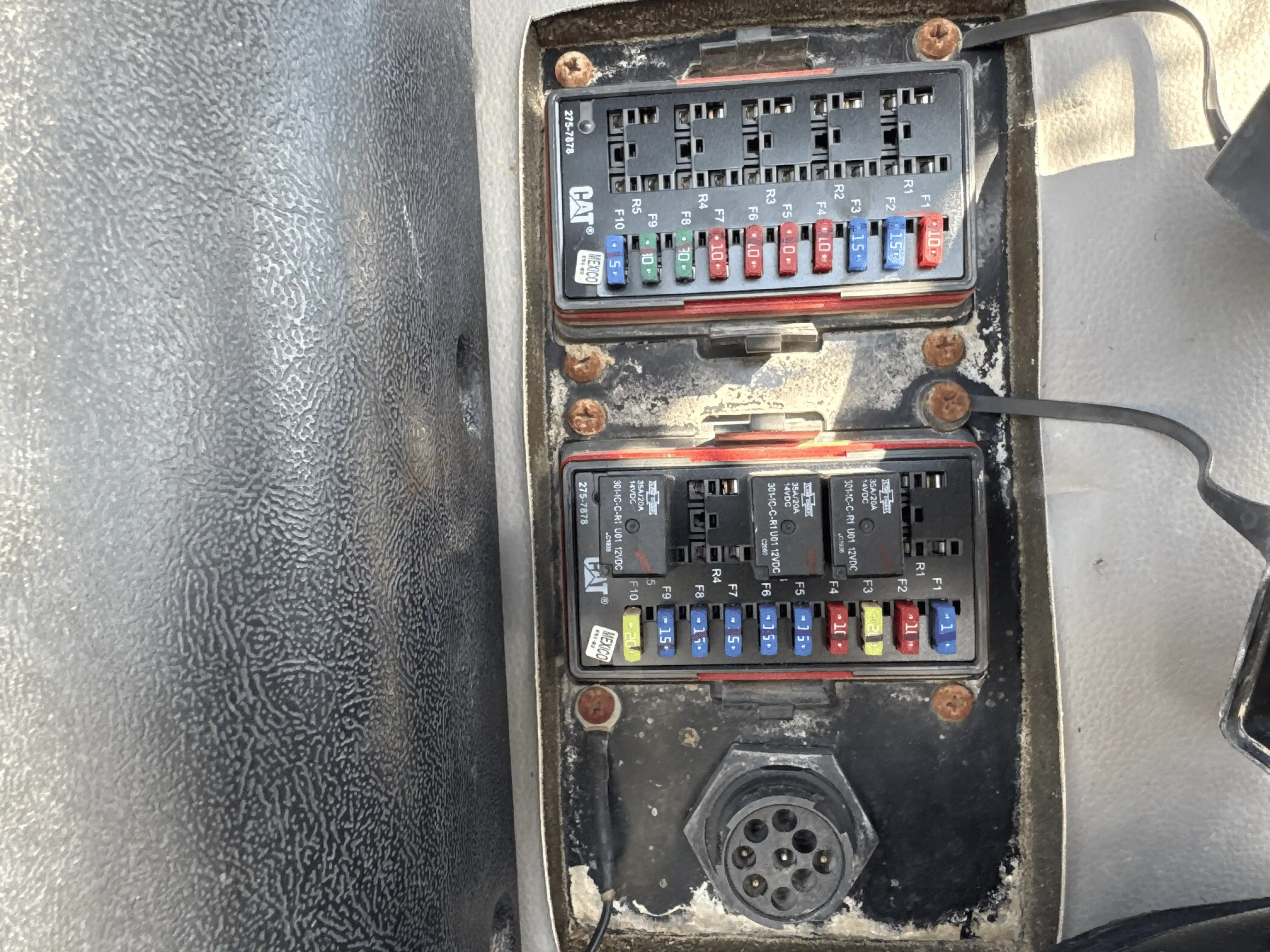 SSL-004-Cat-226B3-skid-steer-loader-inspection-electronics-fuse-box-1