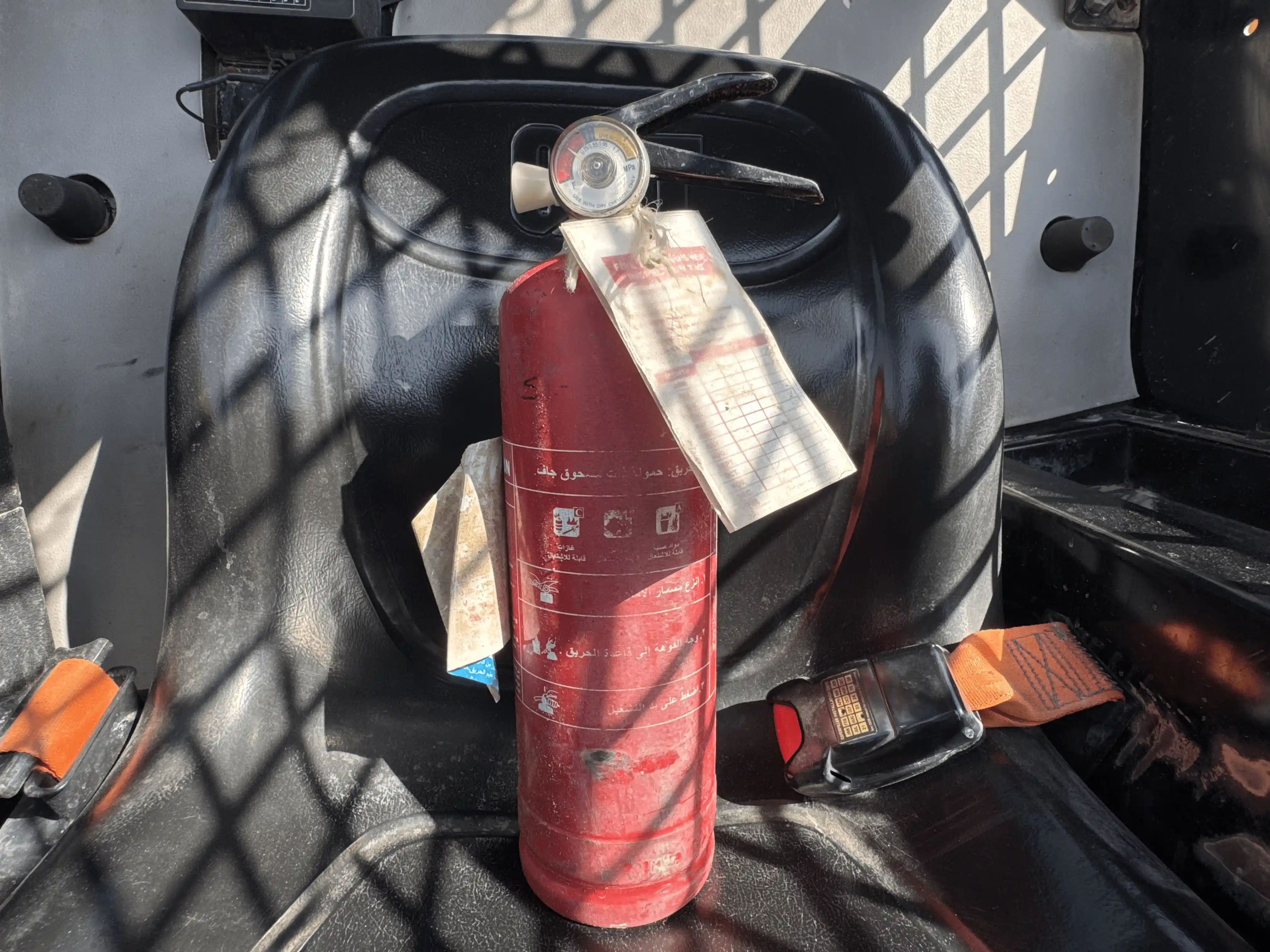 SSL-004-Cat-226B3-skid-steer-loader-inspection-safety-fire-extinguisher-1