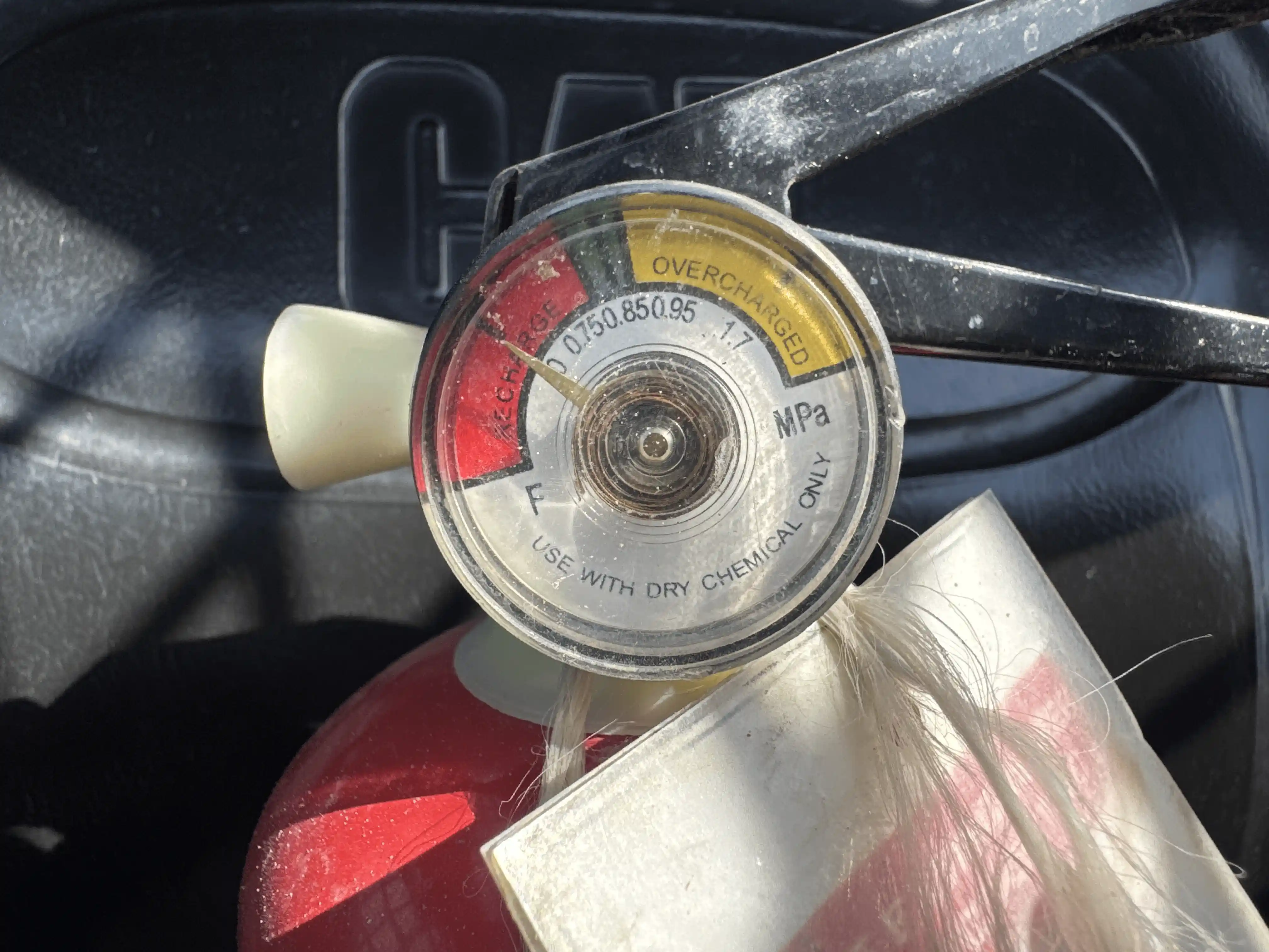 SSL-004-Cat-226B3-skid-steer-loader-inspection-safety-fire-extinguisher-2