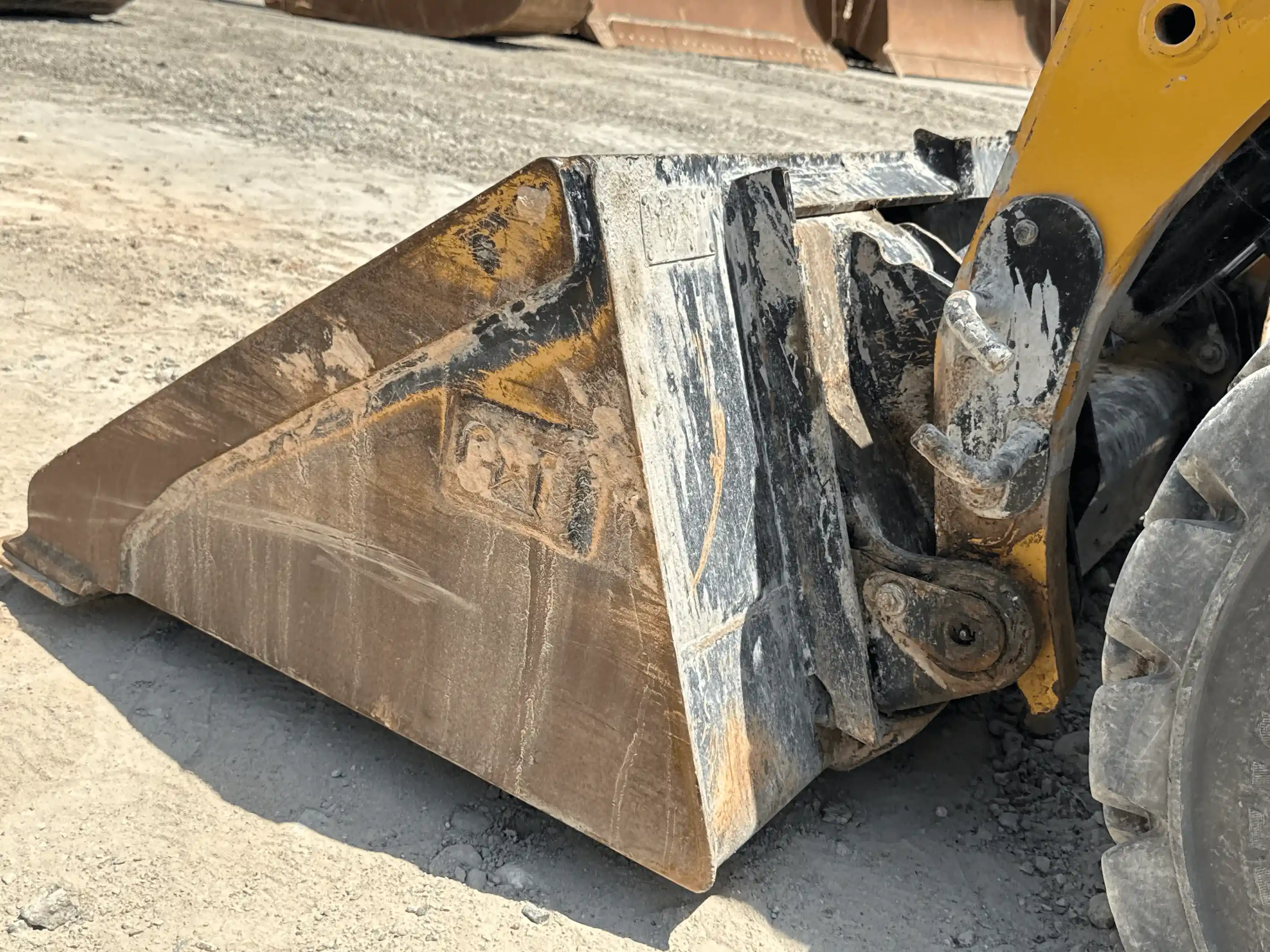 SSL-004-Cat-226B3-skid-steer-loader-inspection-attachments-loader-bucket-condition-2