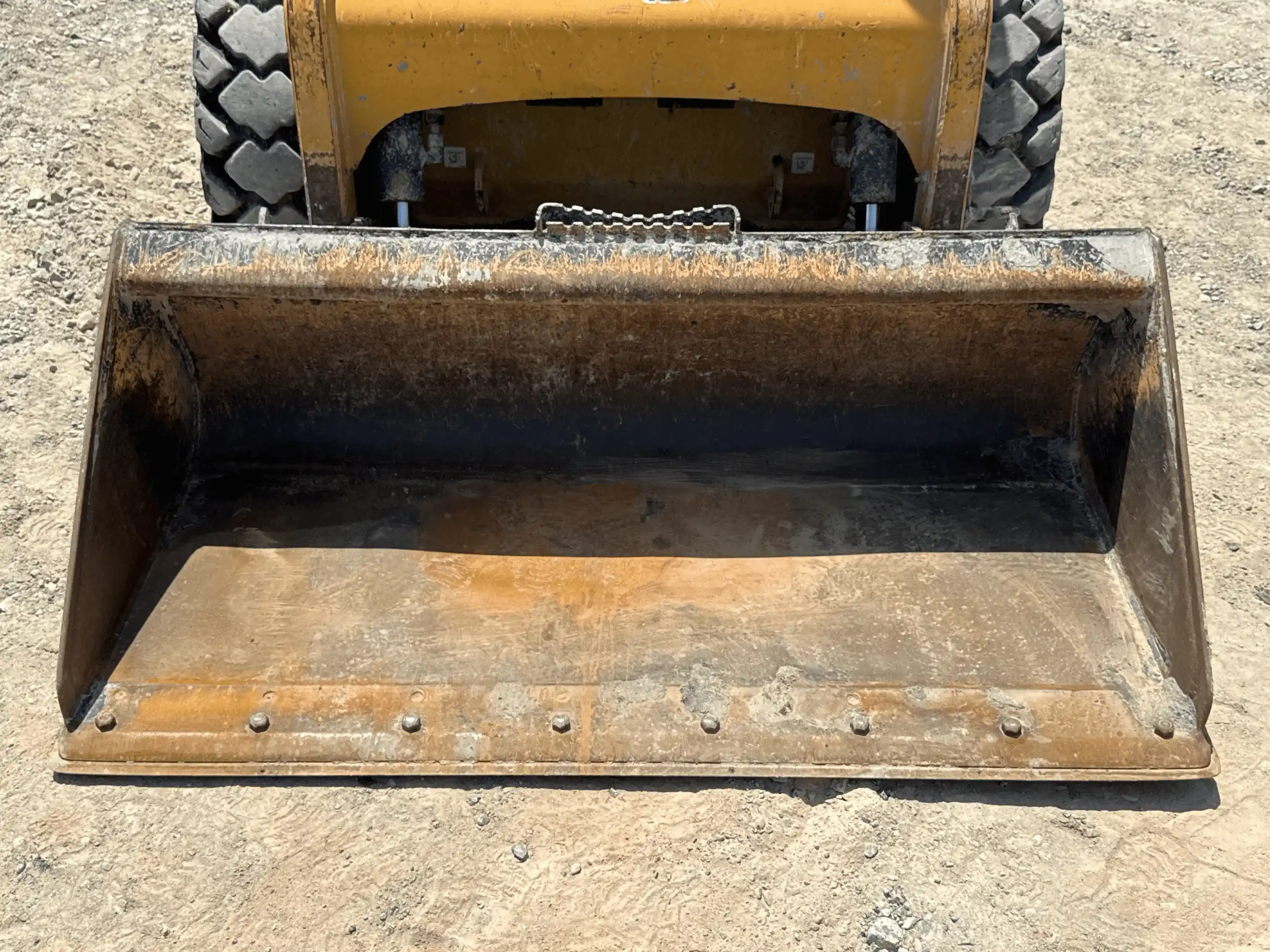 SSL-004-Cat-226B3-skid-steer-loader-inspection-attachments-loader-bucket-condition-1