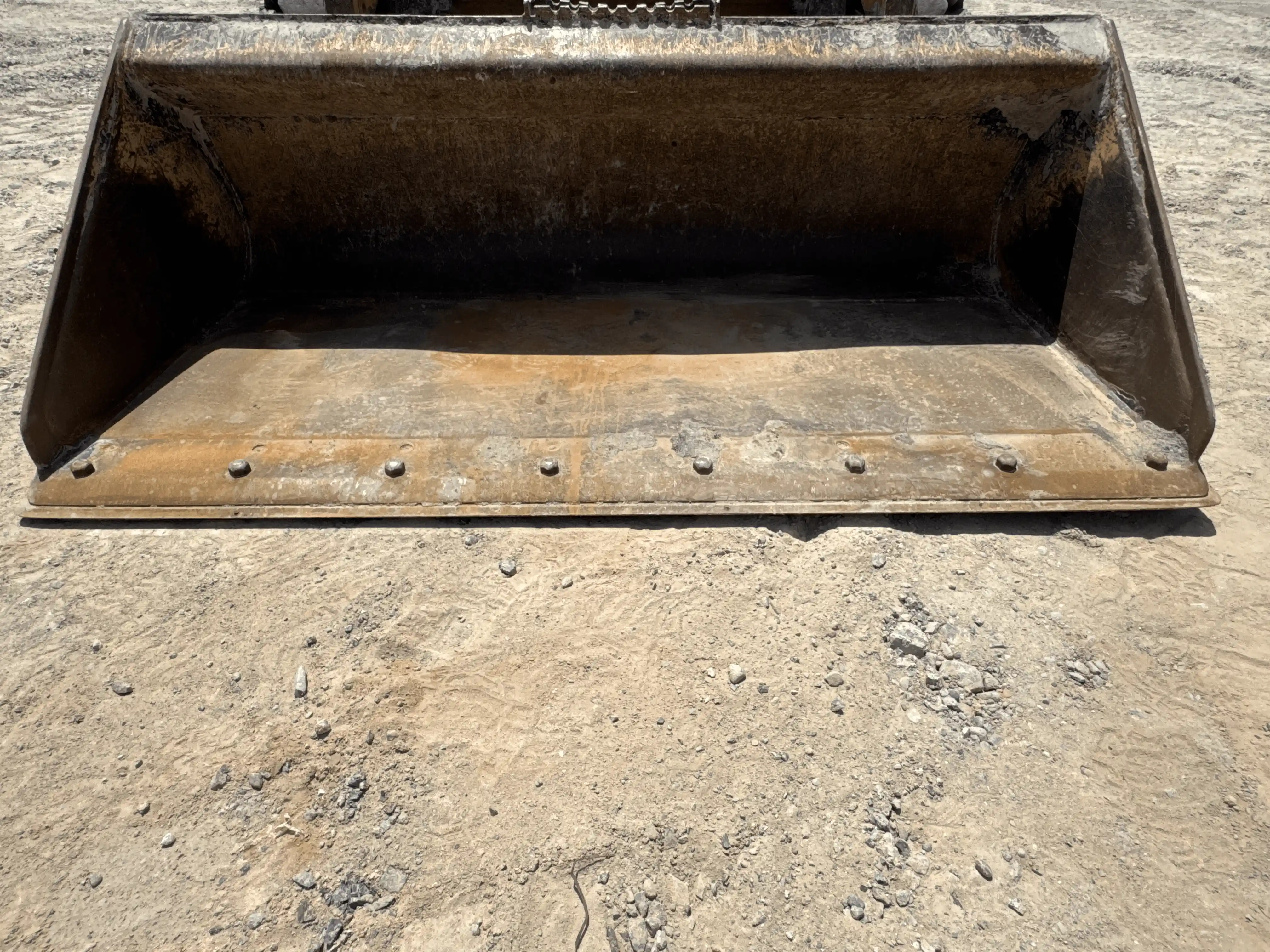 SSL-004-Cat-226B3-skid-steer-loader-inspection-attachments-loader-bucket-cutting-edge-teeth-2