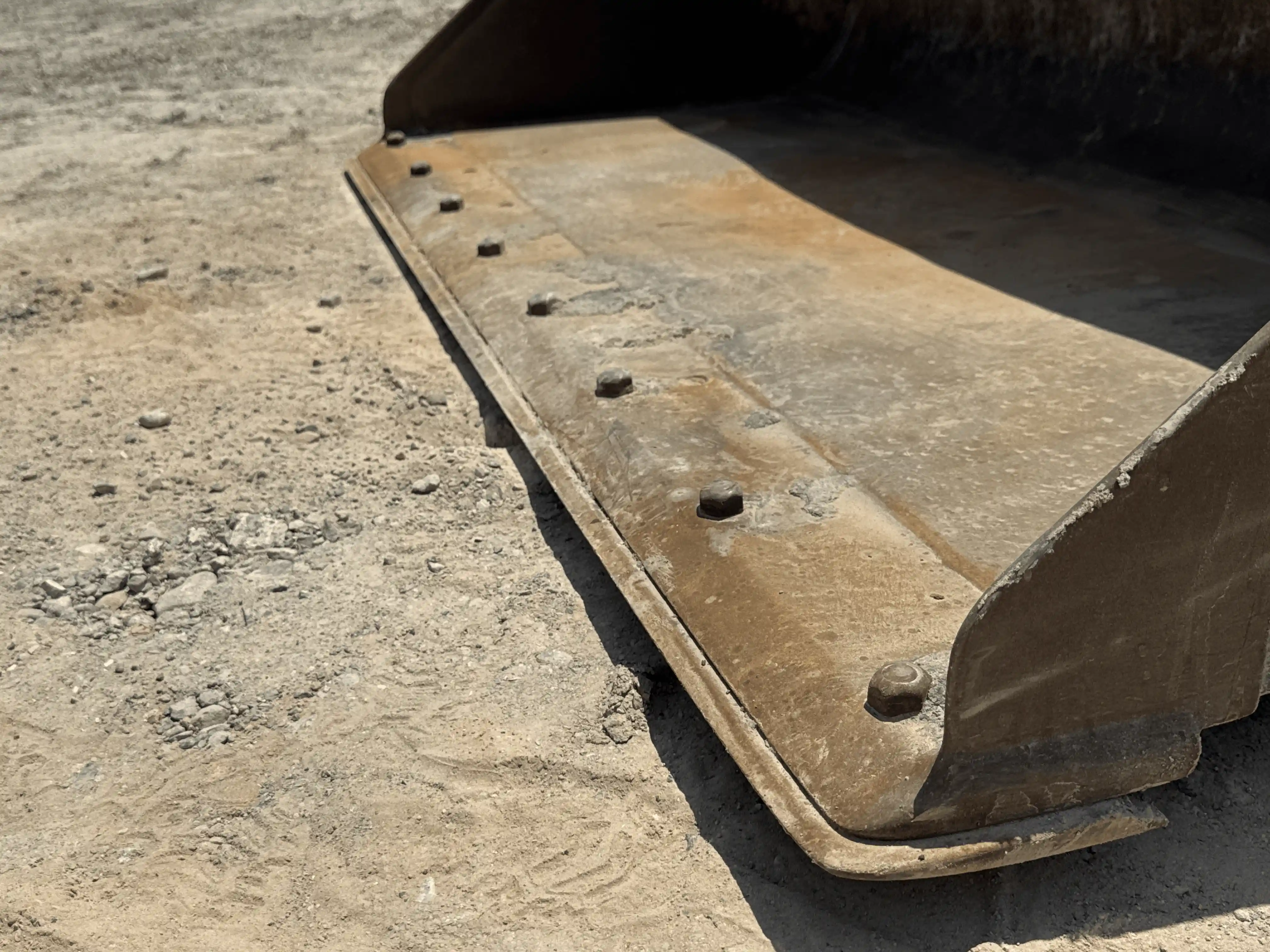 SSL-004-Cat-226B3-skid-steer-loader-inspection-attachments-loader-bucket-cutting-edge-teeth-3