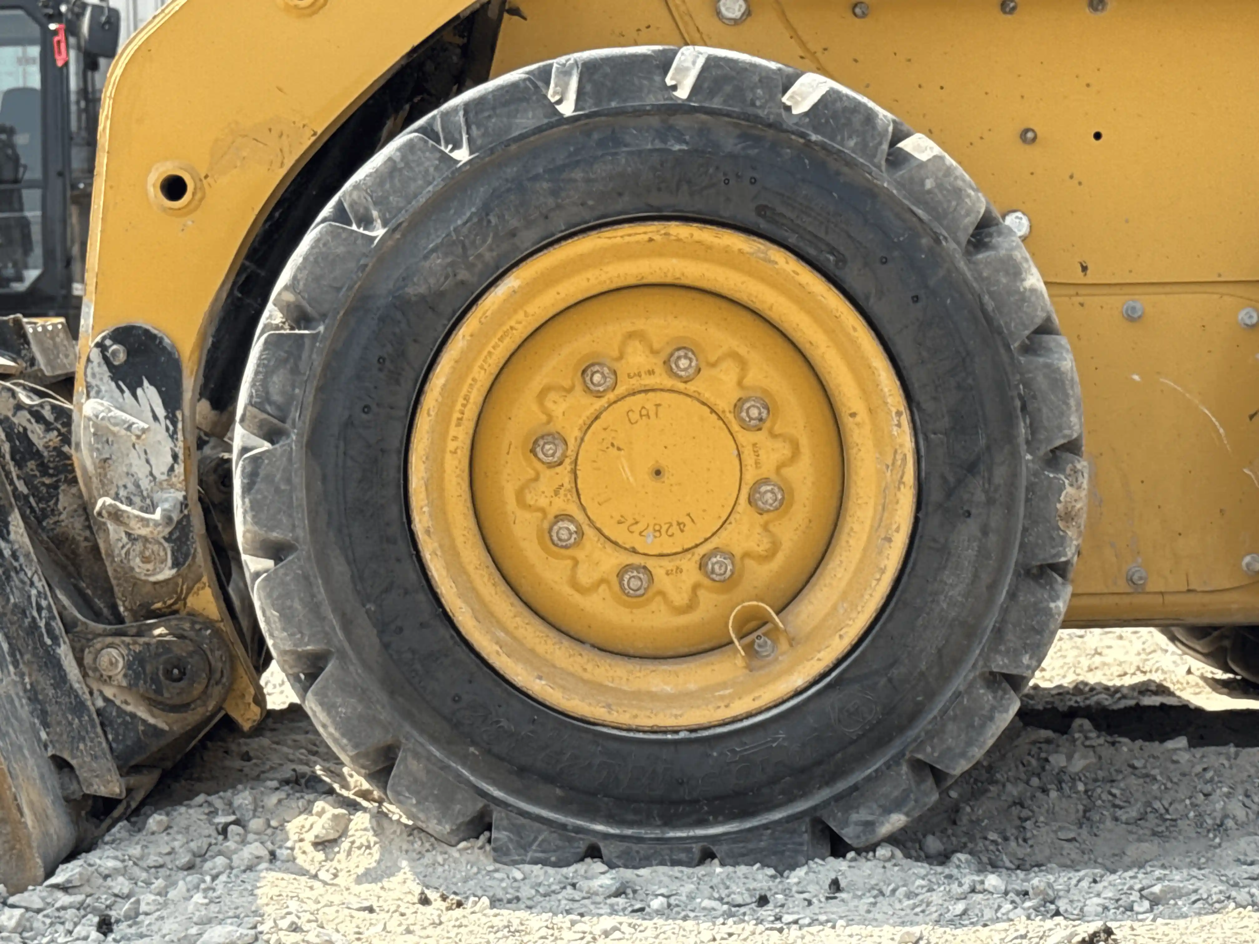 SSL-004-Cat-226B3-skid-steer-loader-inspection-chassis-left-front-tire-wheel-hub-condition-1