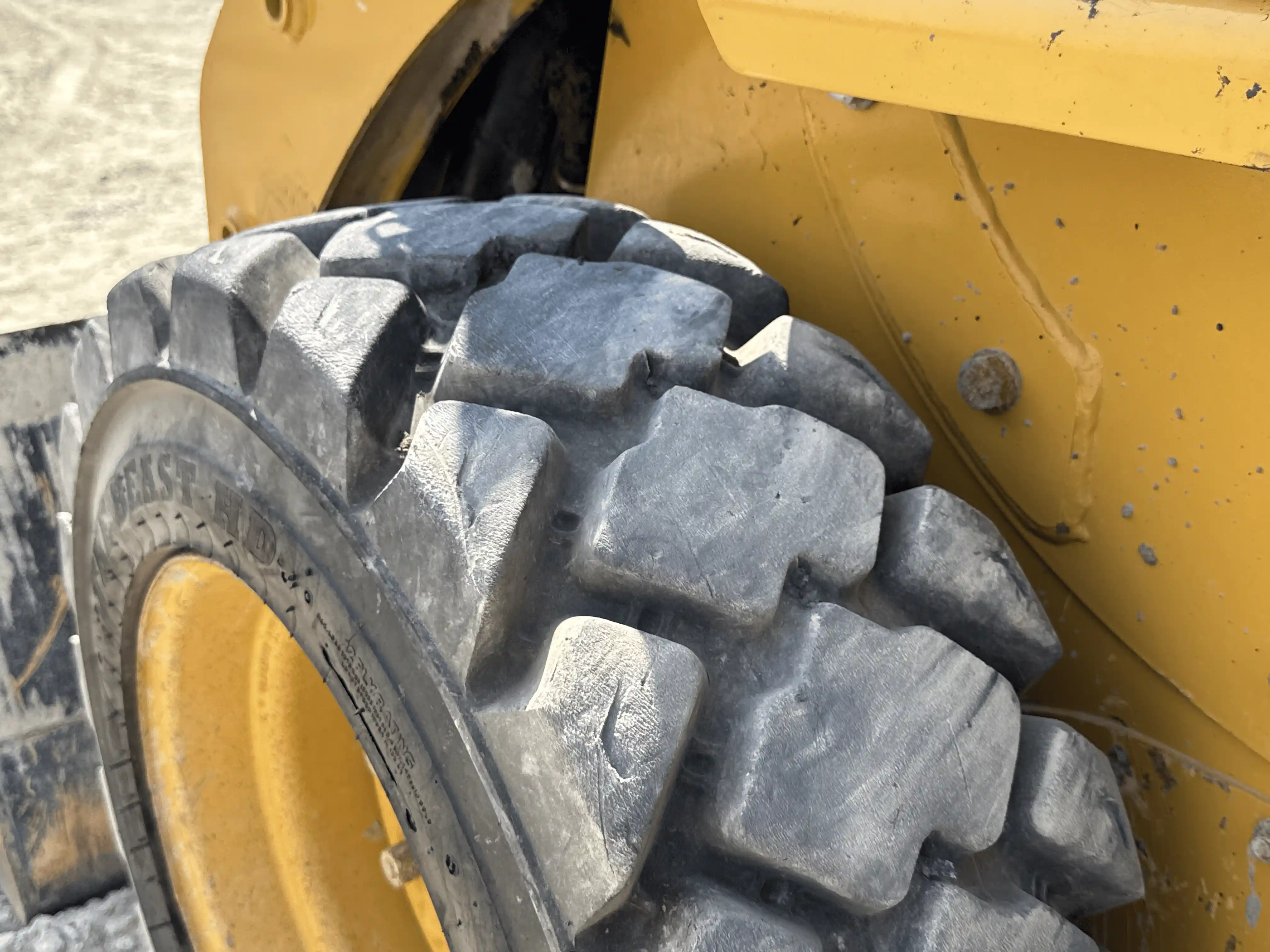 SSL-004-Cat-226B3-skid-steer-loader-inspection-chassis-left-front-tire-wheel-hub-condition-2
