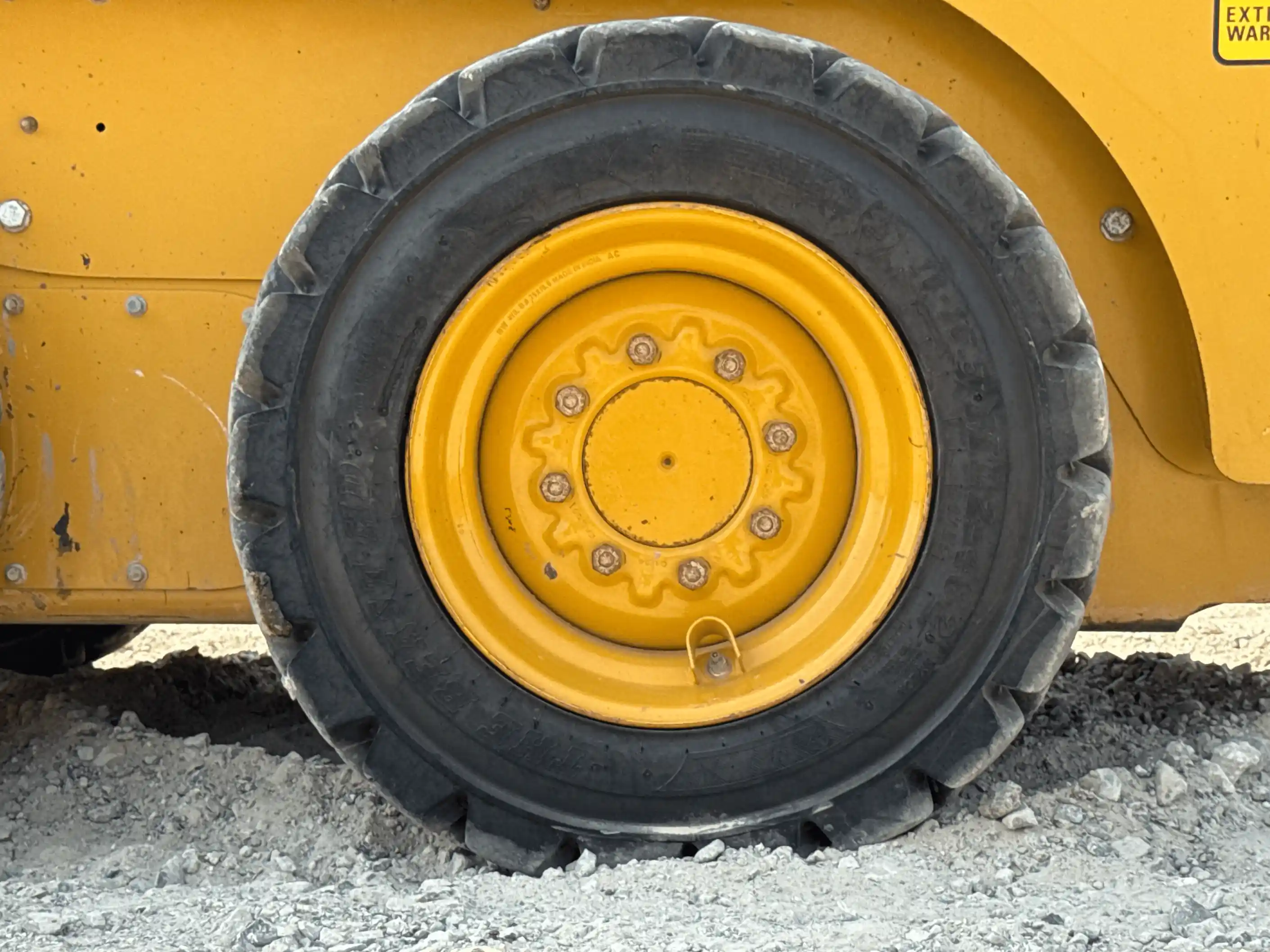 SSL-004-Cat-226B3-skid-steer-loader-inspection-chassis-left-rear-tire-wheel-hub-condition-1