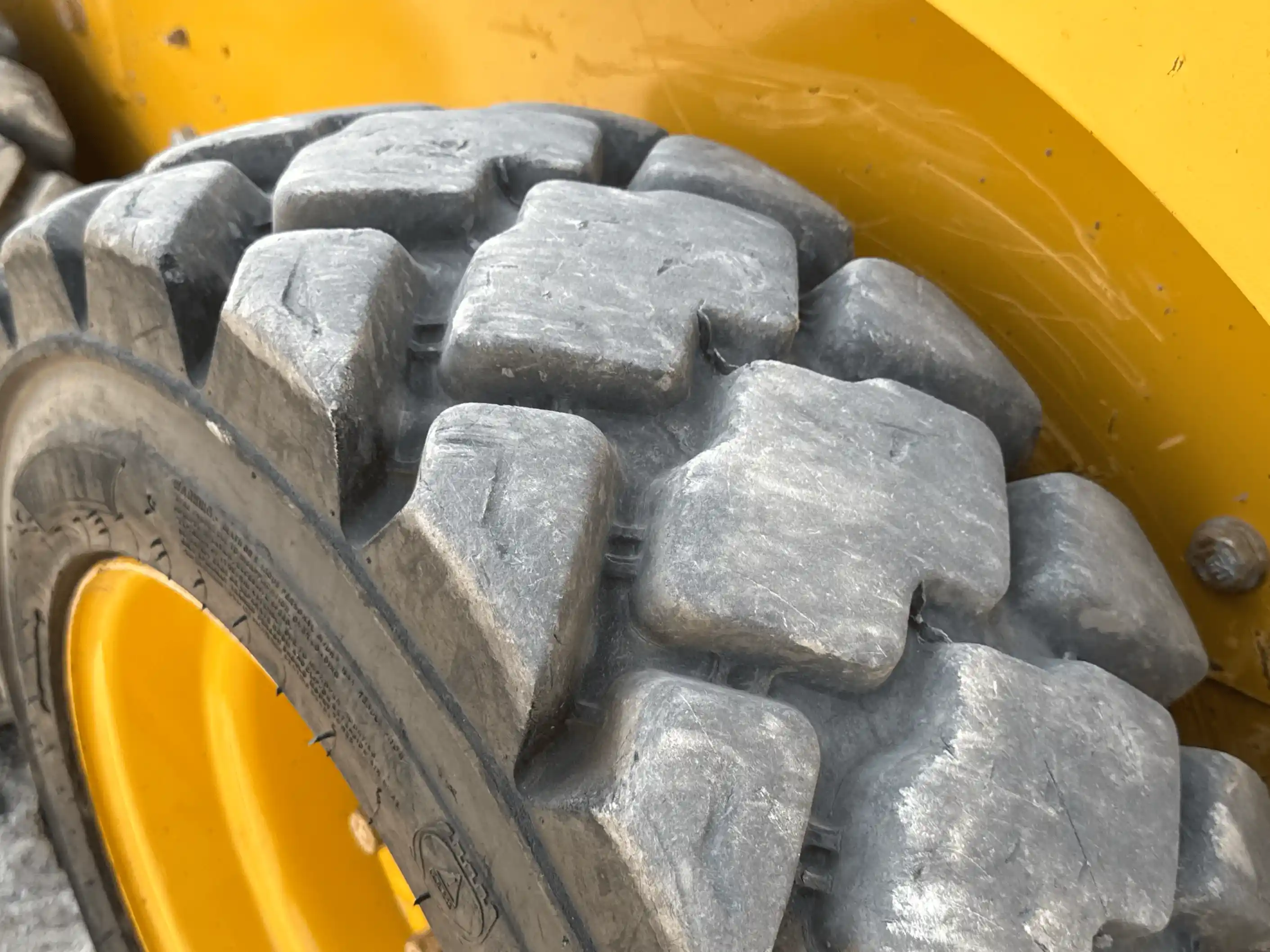 SSL-004-Cat-226B3-skid-steer-loader-inspection-chassis-left-rear-tire-wheel-hub-condition-2