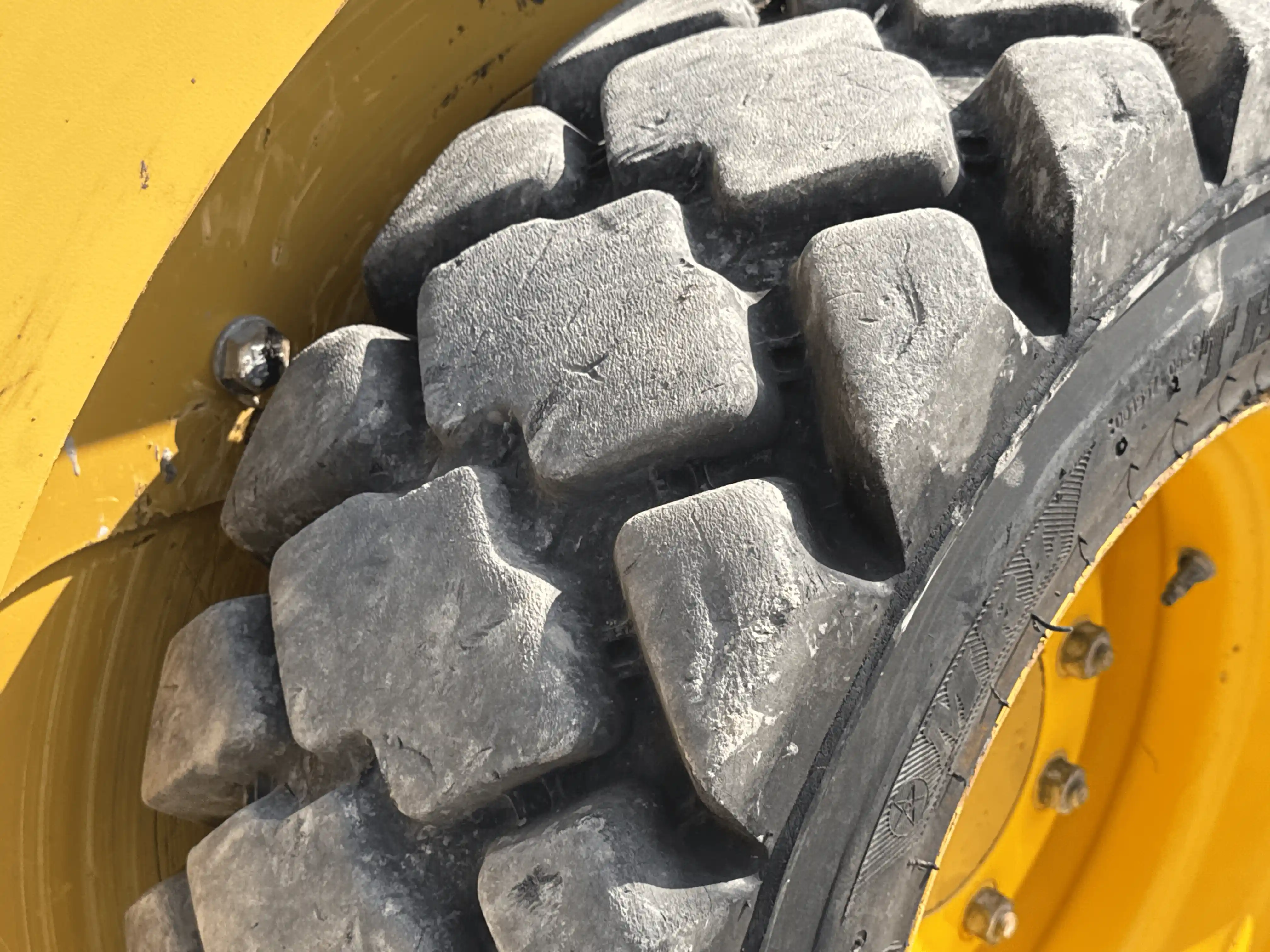 SSL-004-Cat-226B3-skid-steer-loader-inspection-chassis-right-rear-tire-wheel-hub-condition-2