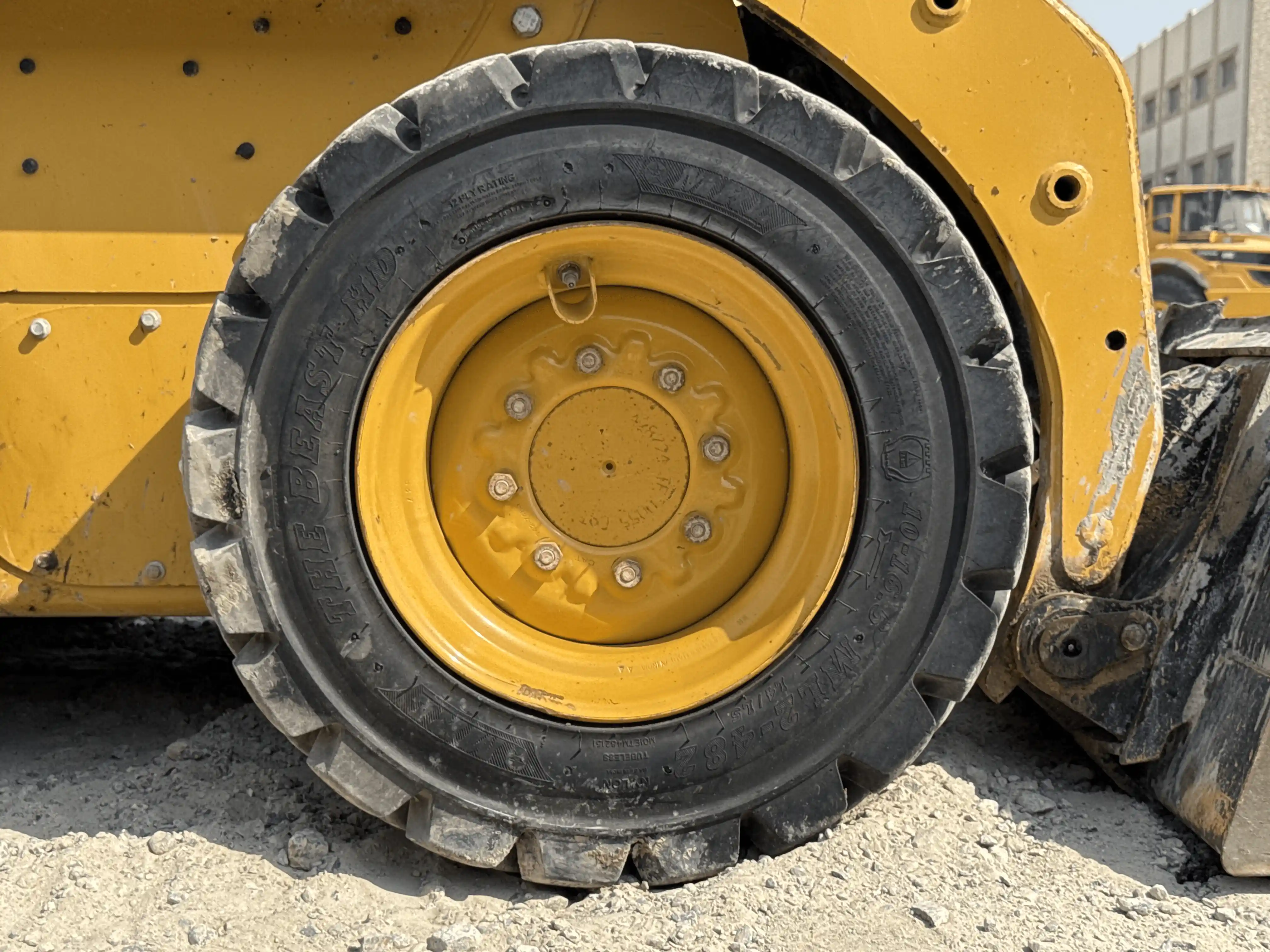 SSL-004-Cat-226B3-skid-steer-loader-inspection-chassis-right-front-tire-wheel-hub-condition-1